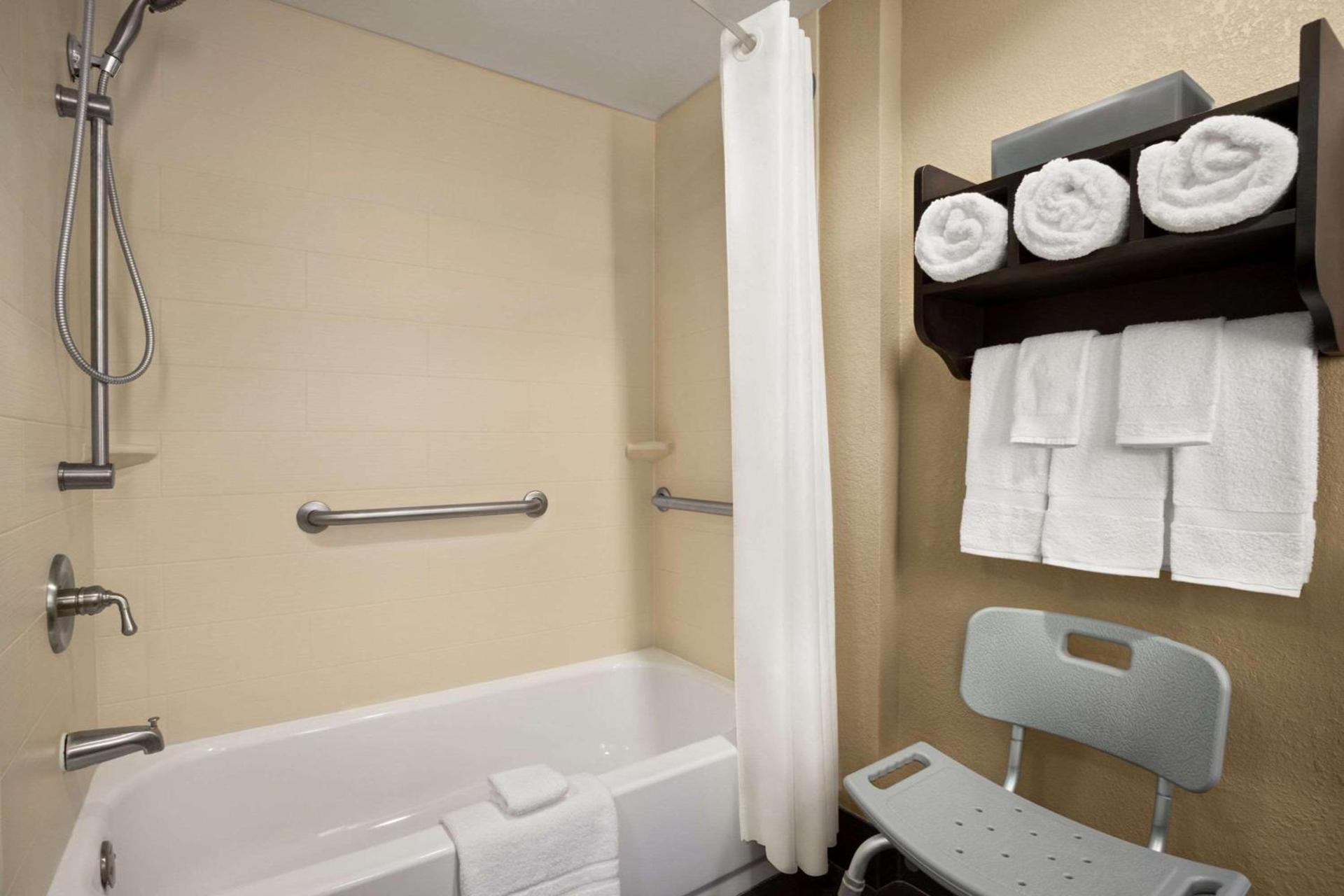 La Quinta Inn & Suites by Wyndham Richmond-Midlothian photo 11