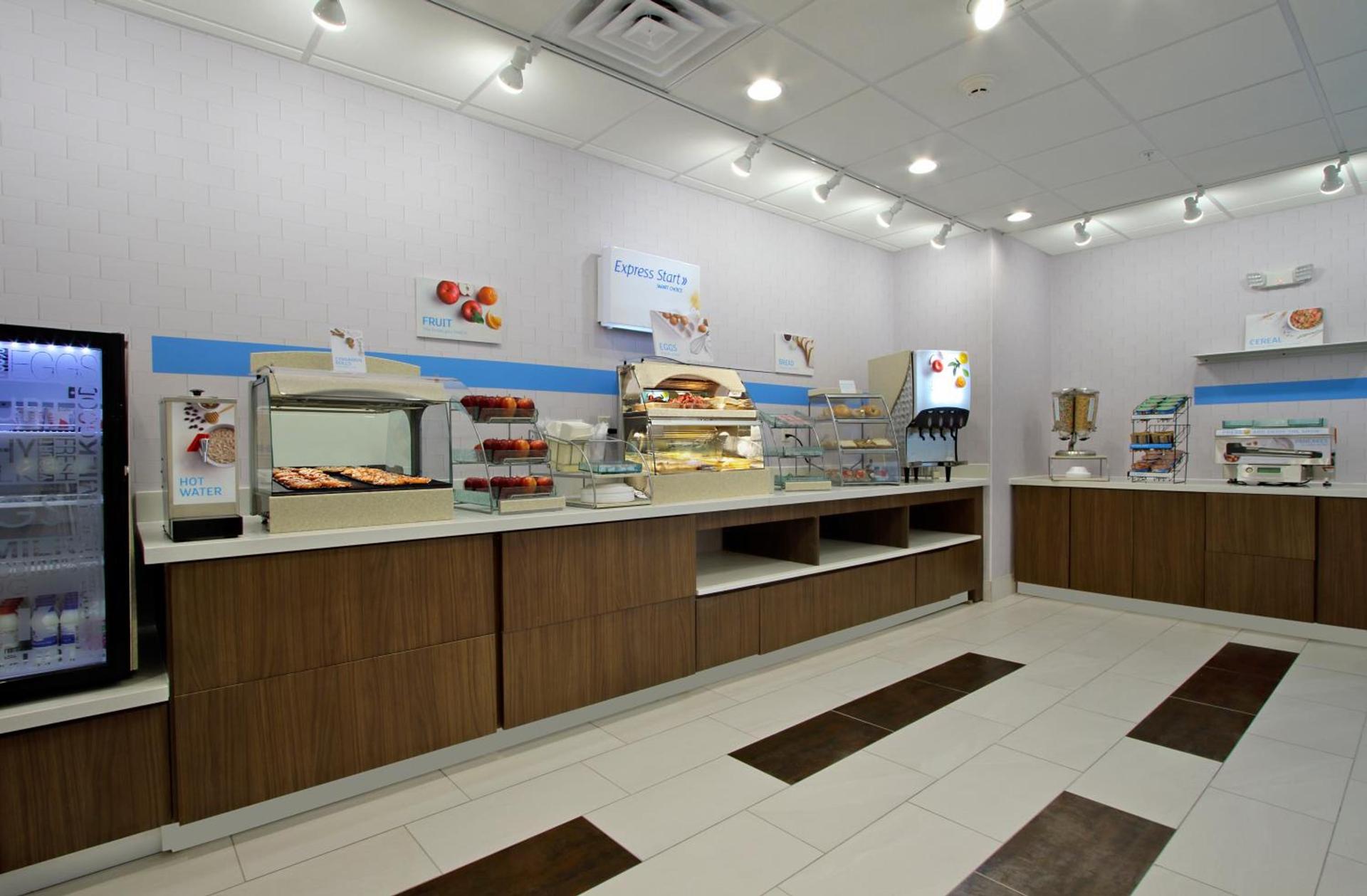 Holiday Inn Express & Suites Columbus North by IHG photo 20