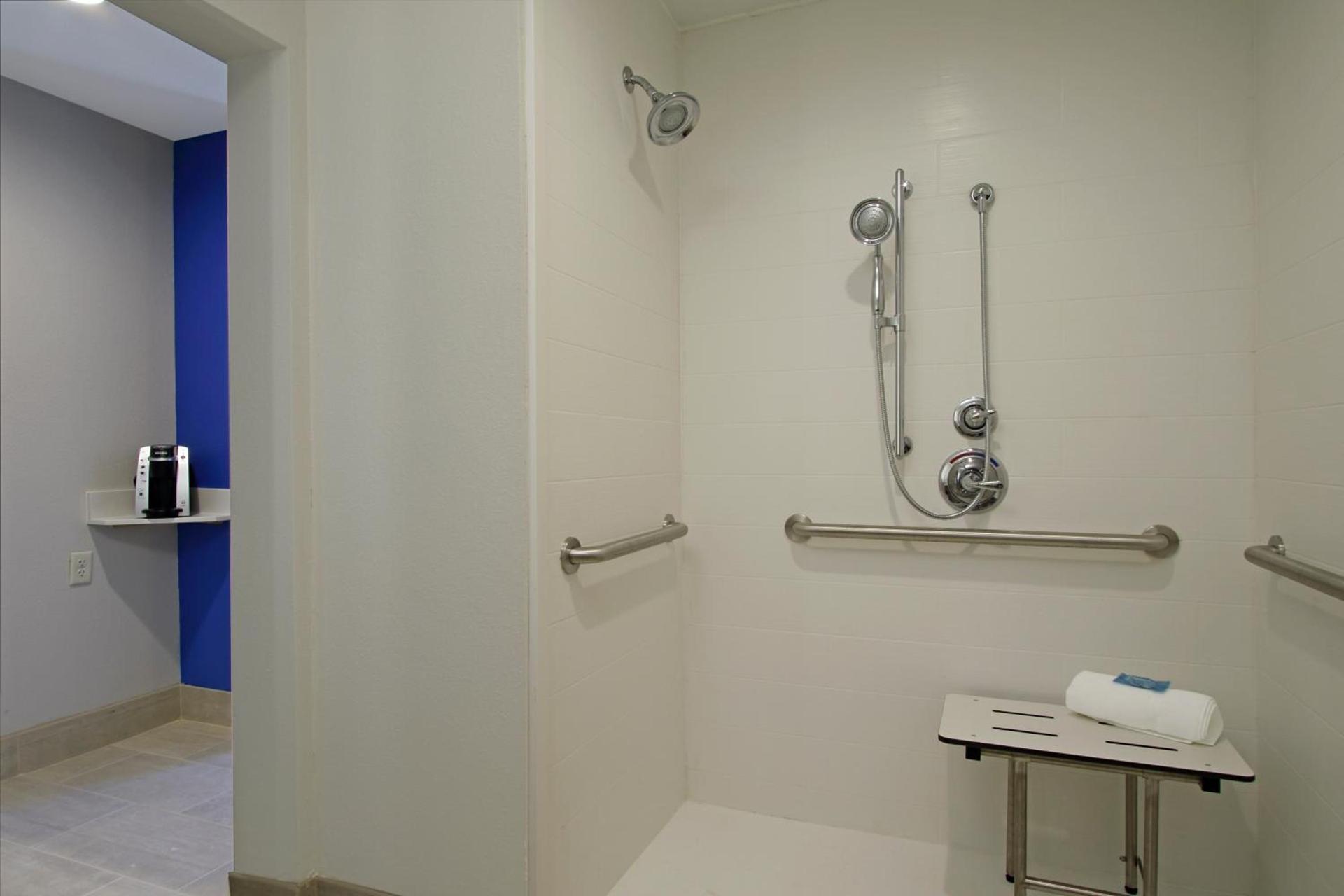 Holiday Inn Express & Suites Columbus North by IHG photo 17