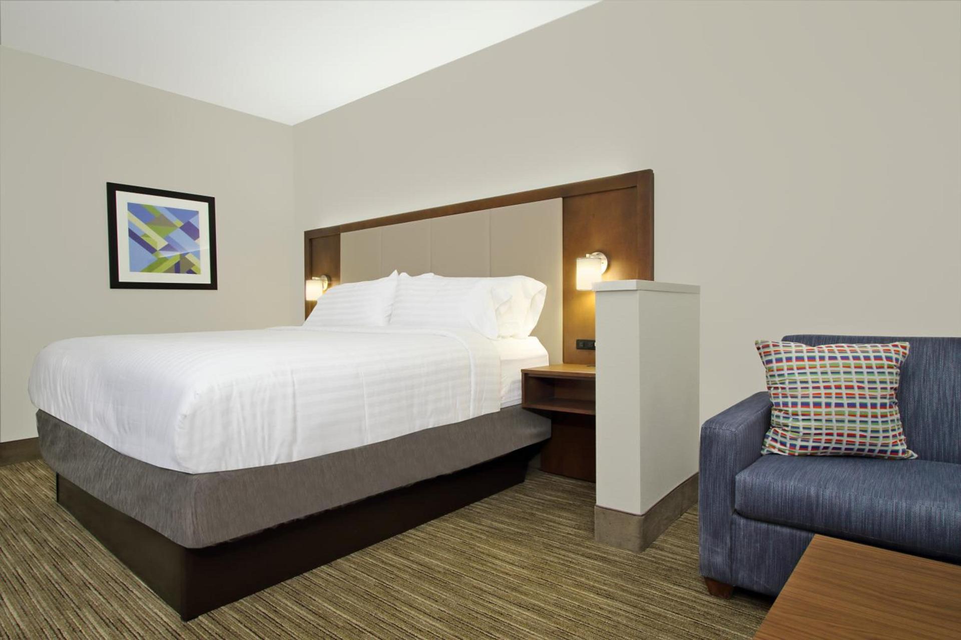 Holiday Inn Express & Suites Columbus North by IHG photo 13
