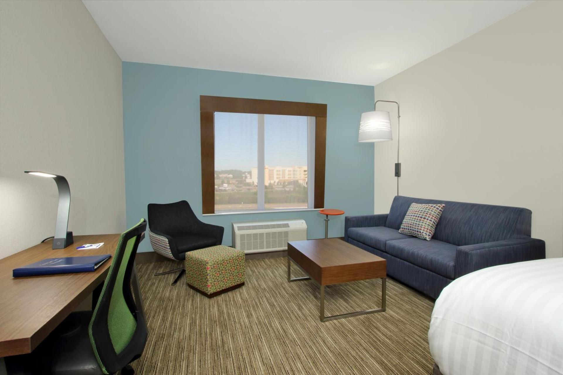 Holiday Inn Express & Suites Columbus North by IHG photo 12