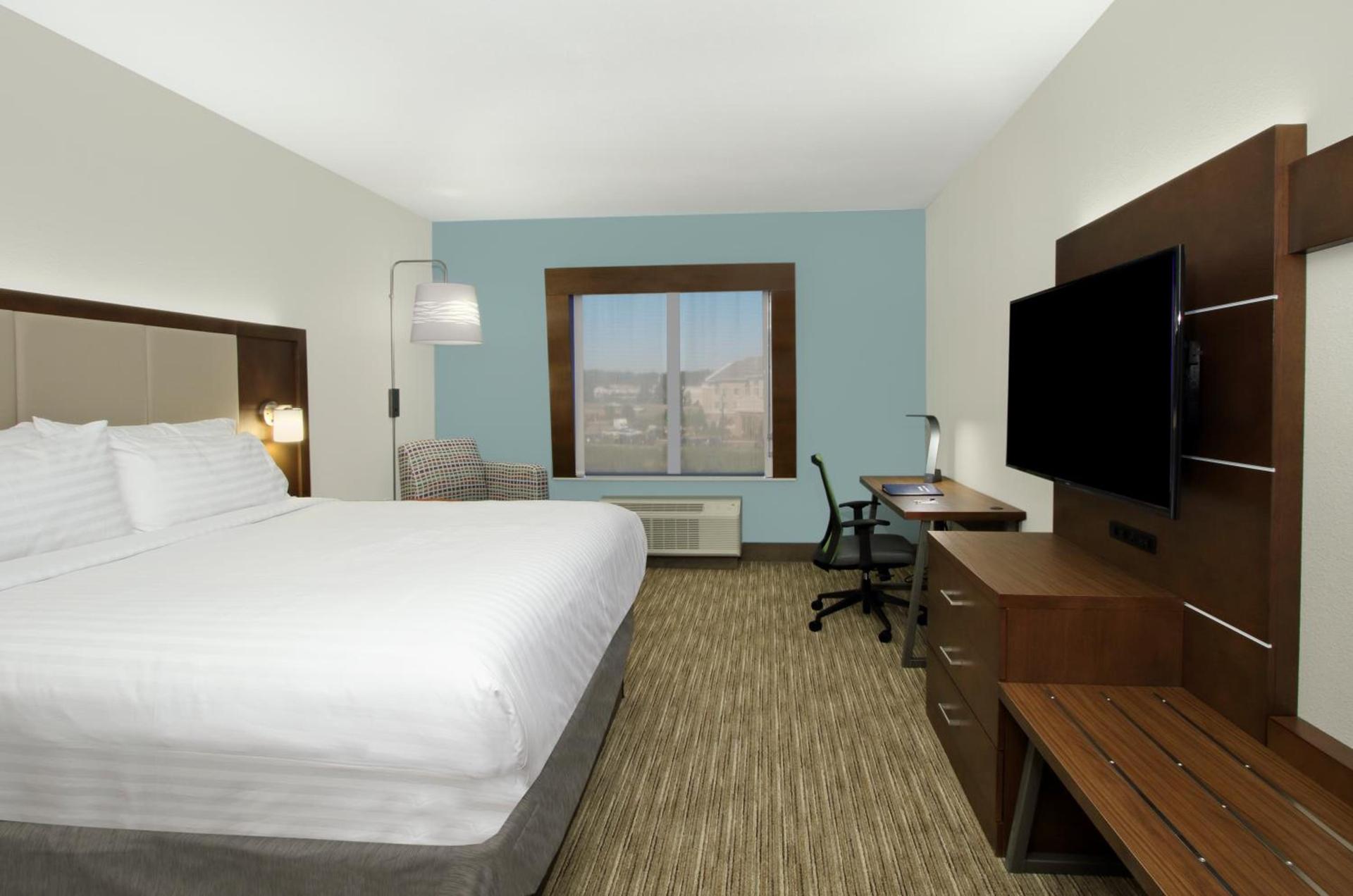 Holiday Inn Express & Suites Columbus North by IHG photo 2