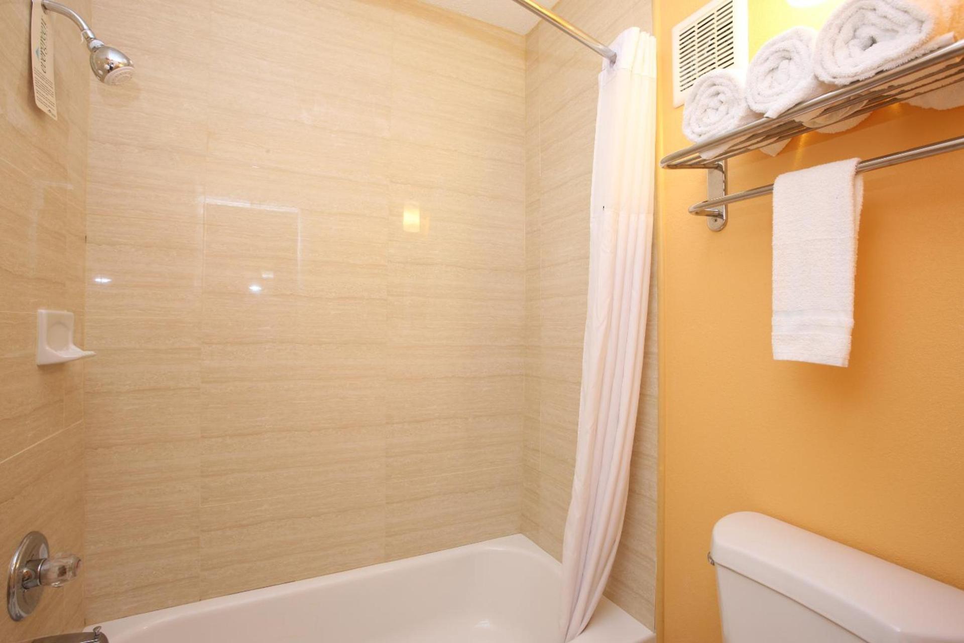 BLUE SKY INN Glens Falls-Saratoga-Lake George photo 13