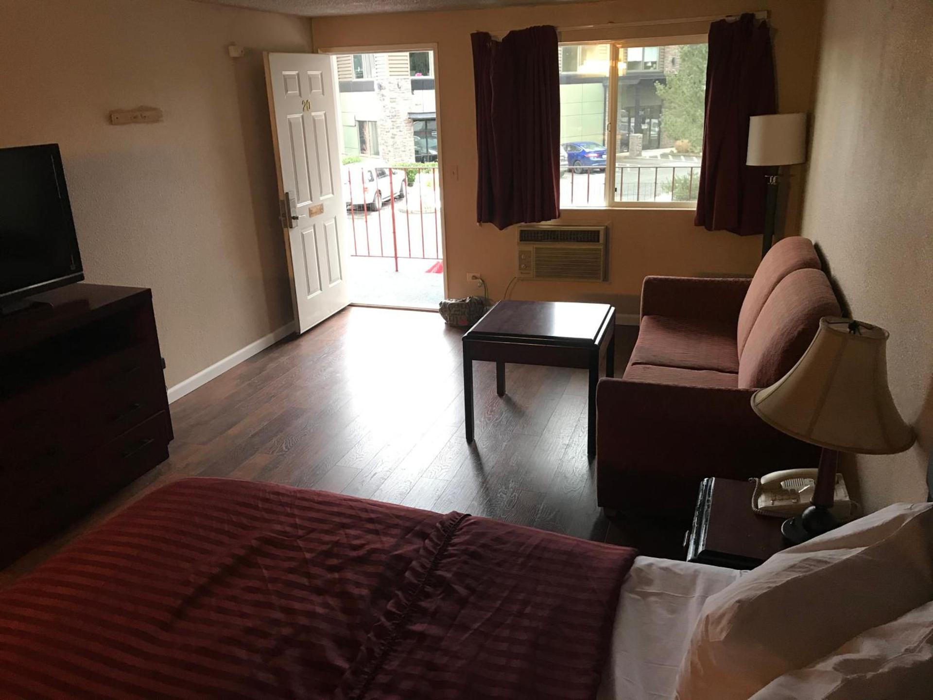 Smokey Point Motor Inn photo 11