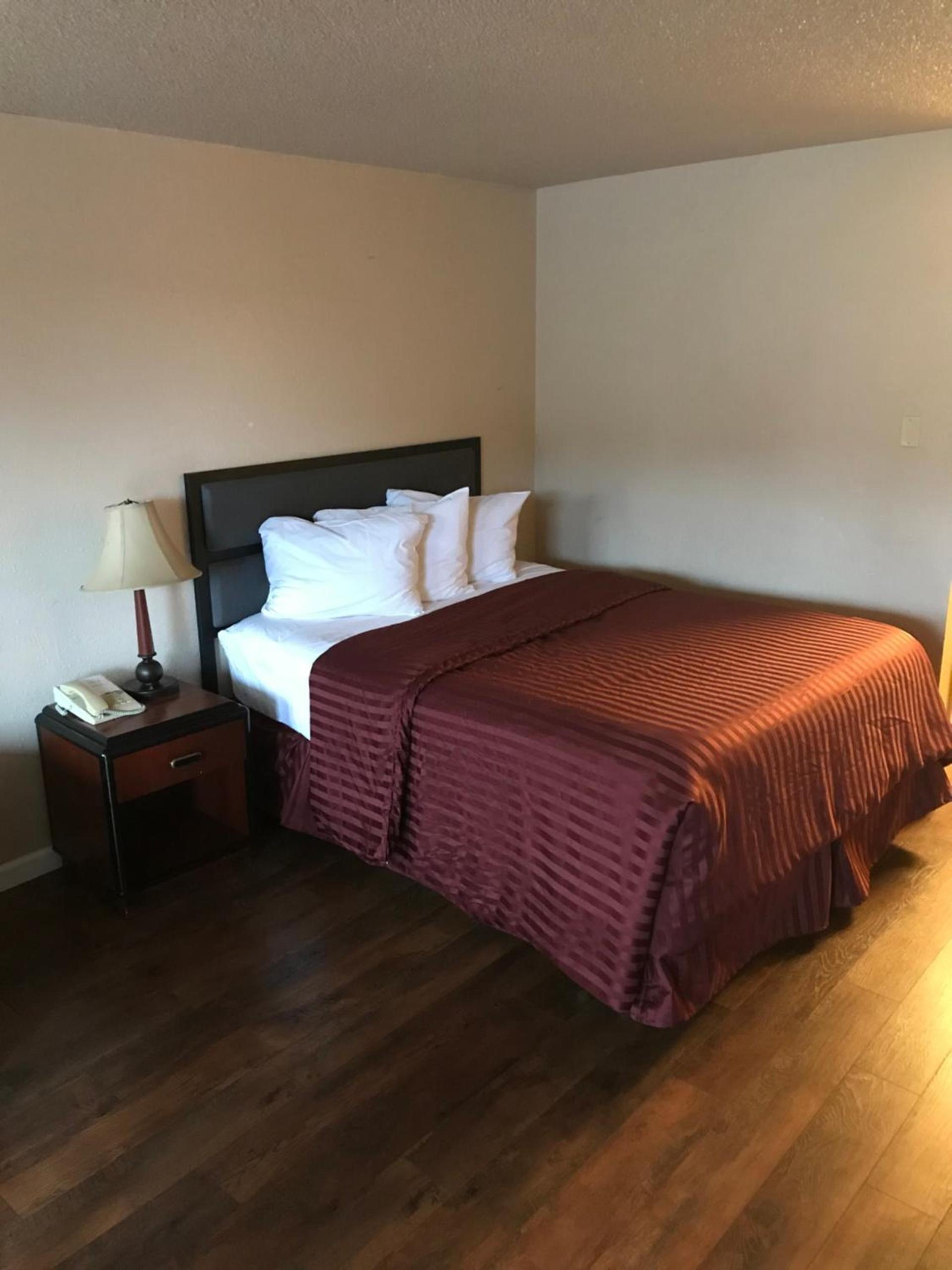 Smokey Point Motor Inn photo 10