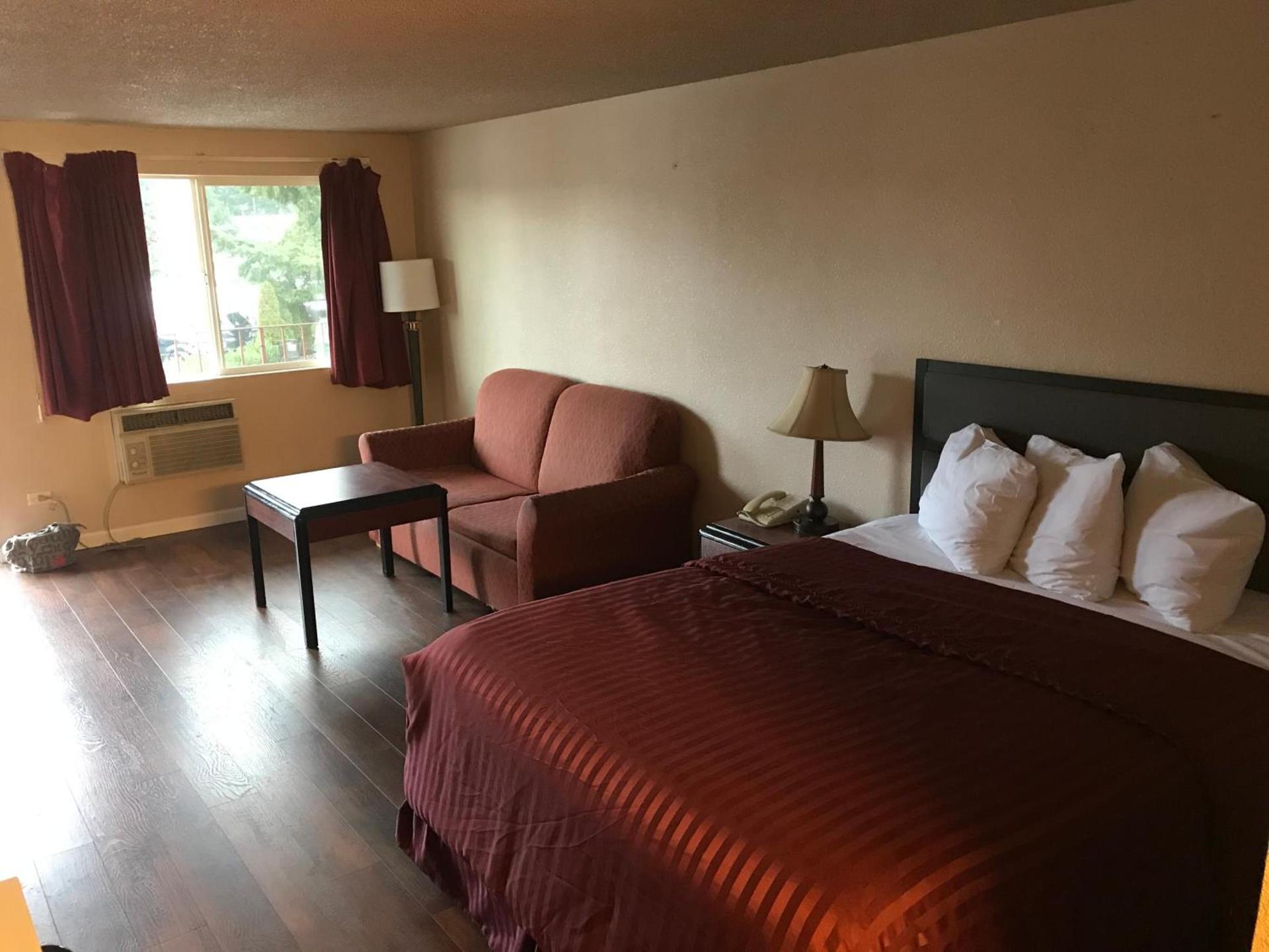 Smokey Point Motor Inn photo 9