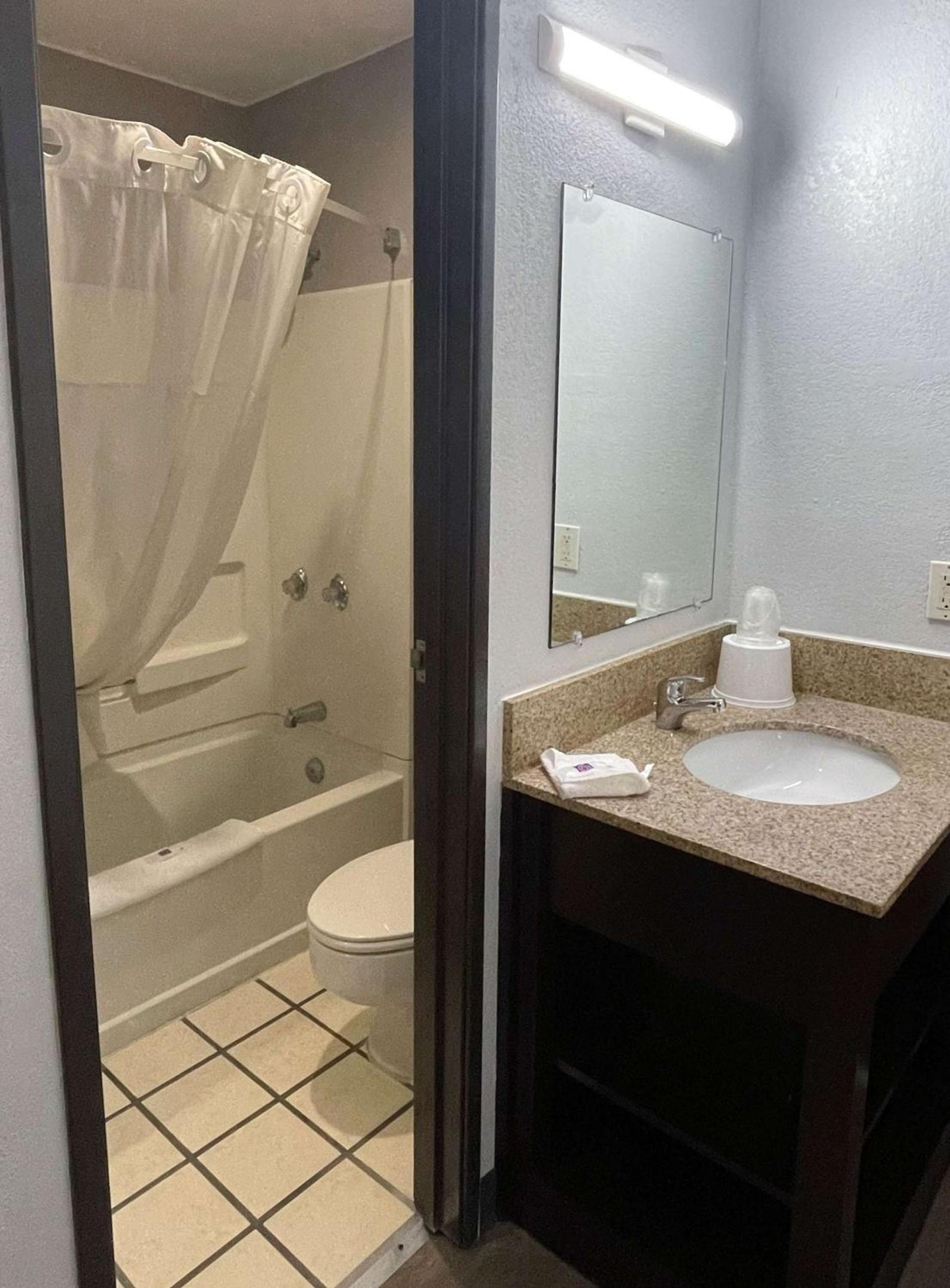 Motel 6-Green Bay, WI - Lambeau photo 12