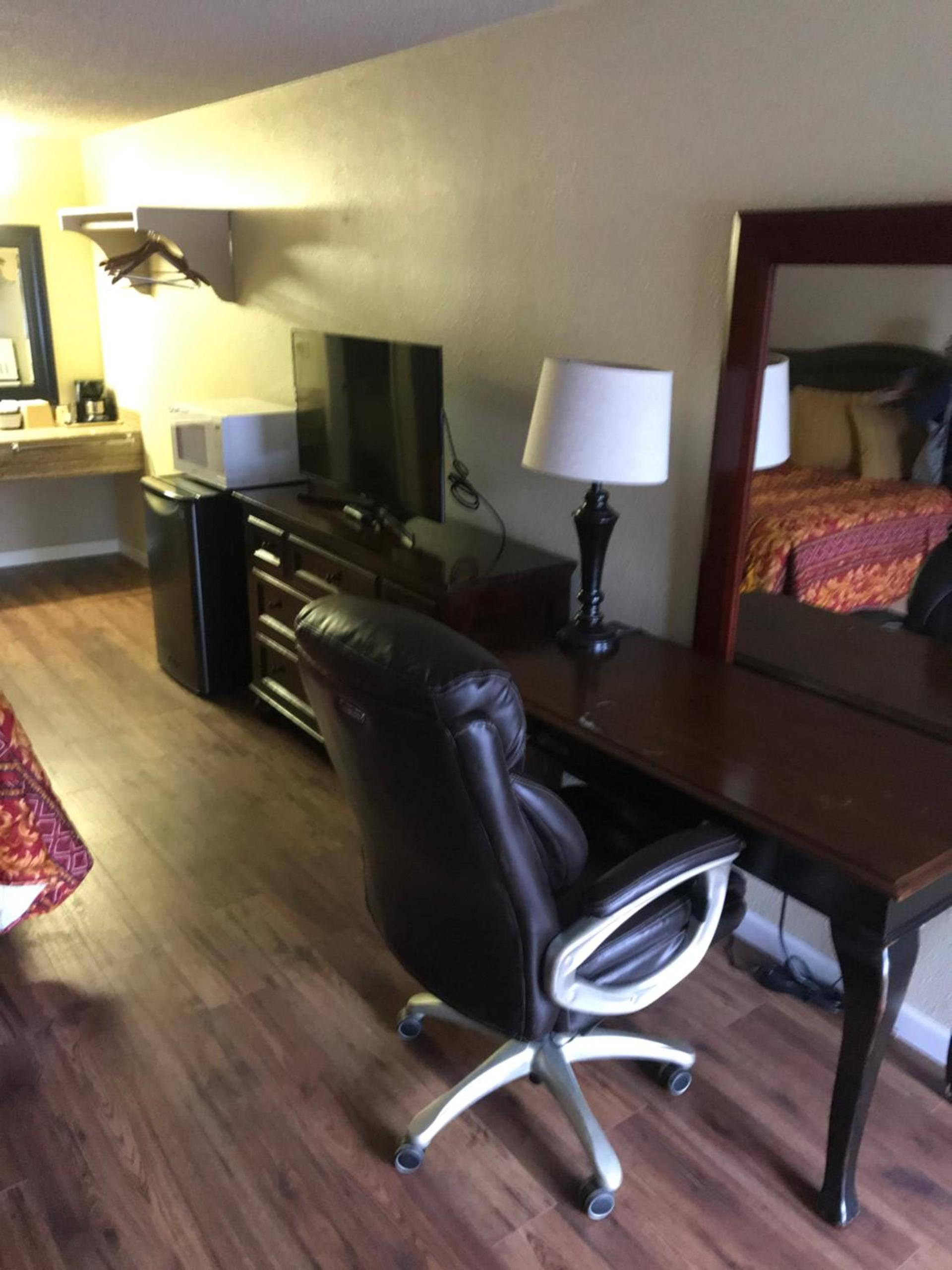 Smokey Point Motor Inn photo 8