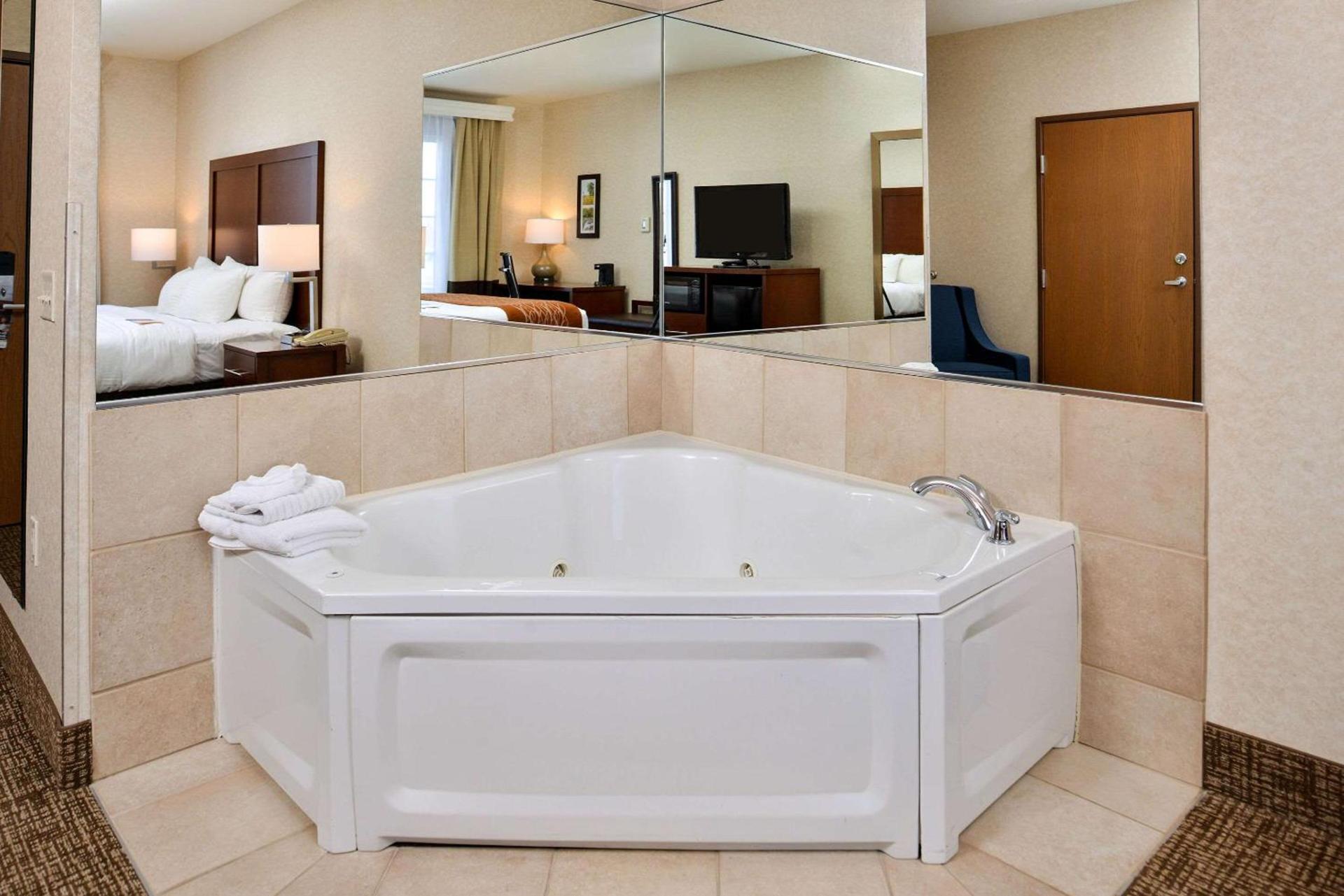 Comfort Inn & Suites Madison North photo 12