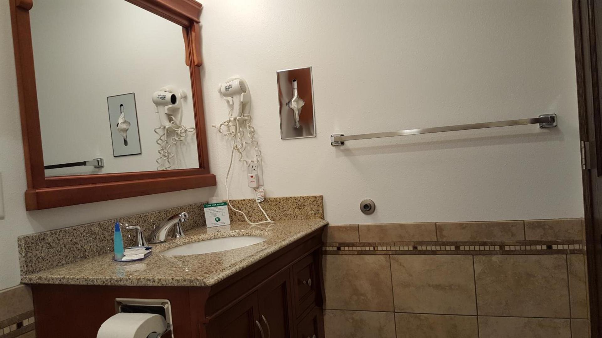 Black Hawk Motel & Suites photo 40