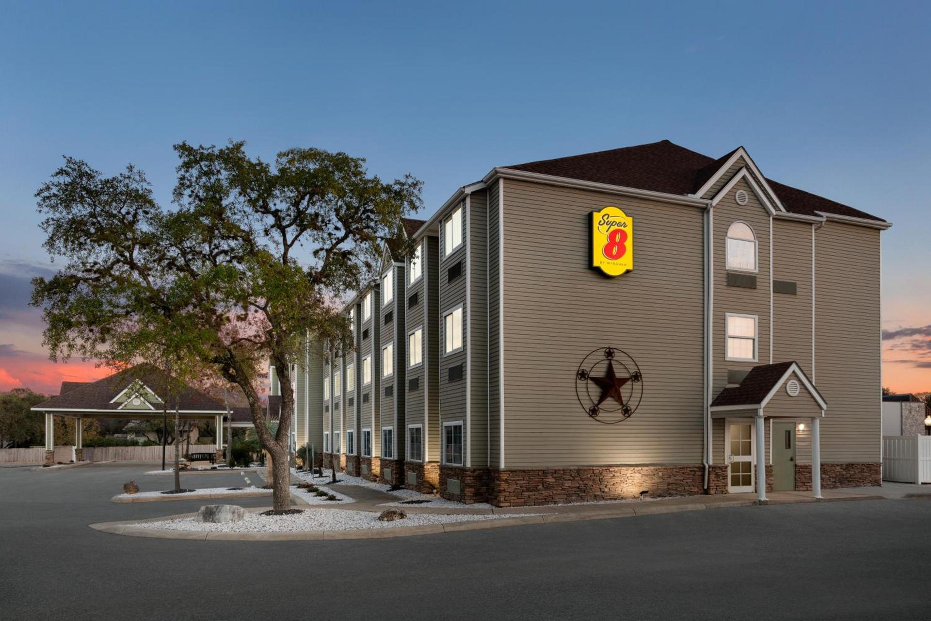 Super 8 by Wyndham San Antonio Airport North photo 1