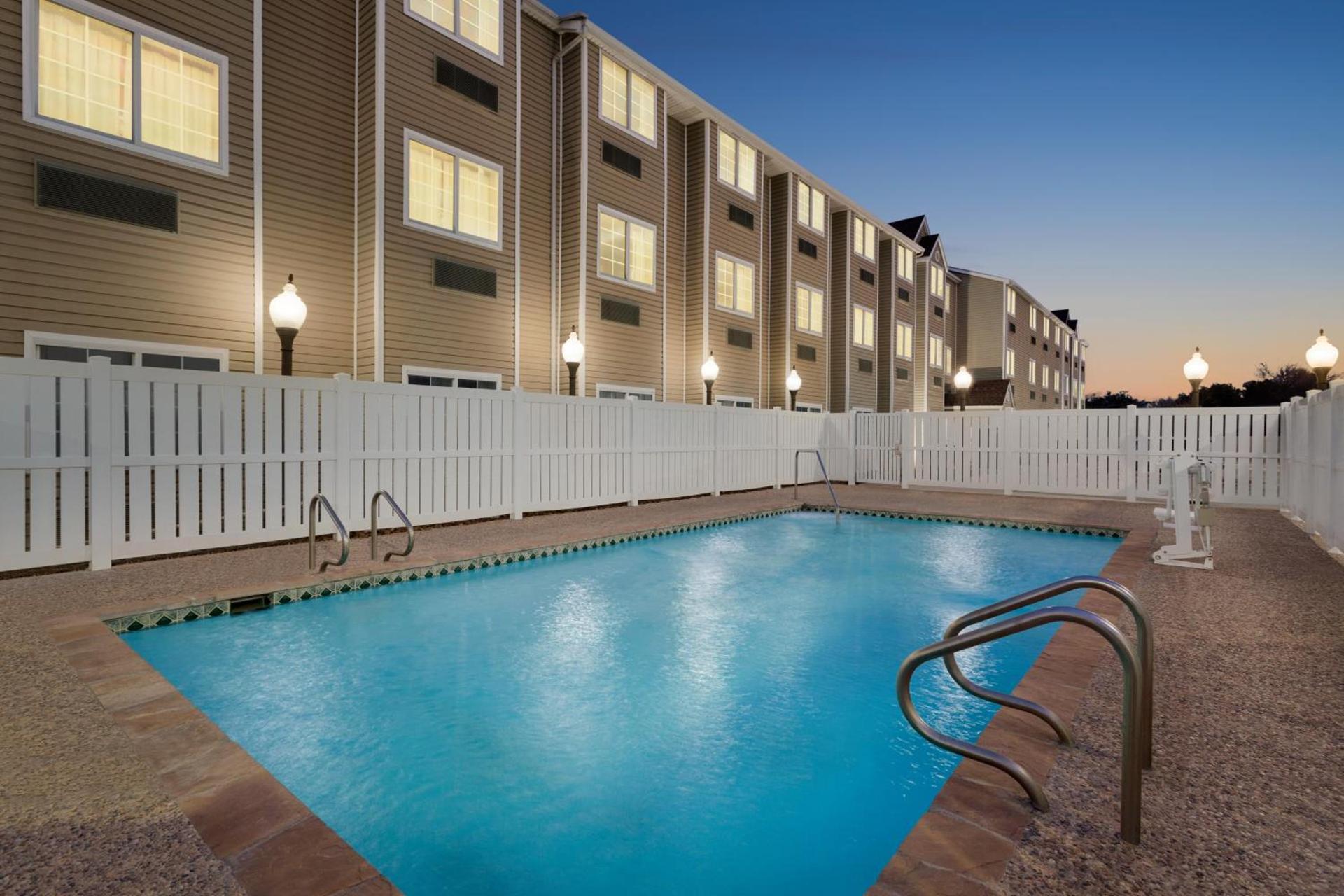 Super 8 by Wyndham San Antonio Airport North photo 2