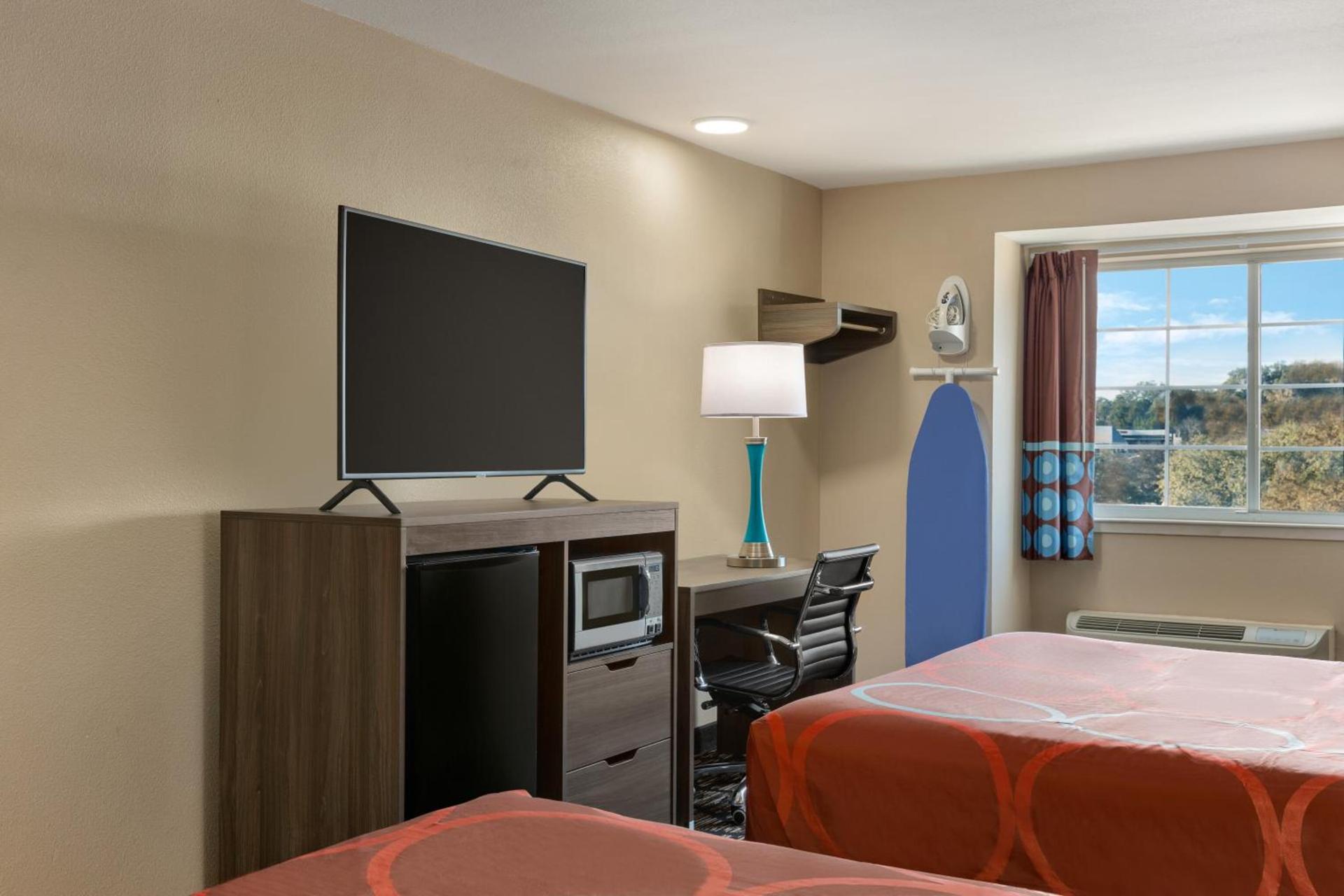 Super 8 by Wyndham San Antonio Airport North photo 17