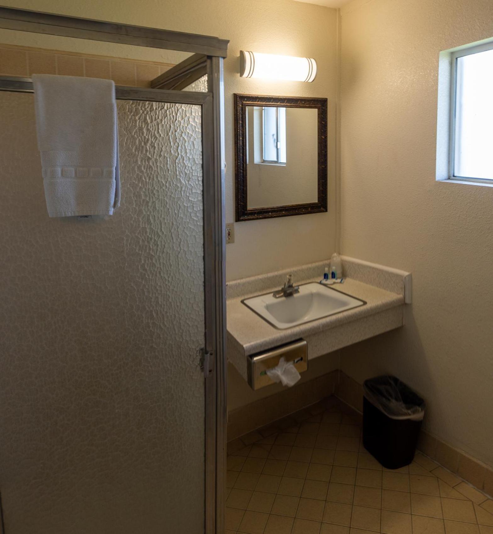 Rodeway Inn Near University-Gateway to Yosemite photo 10