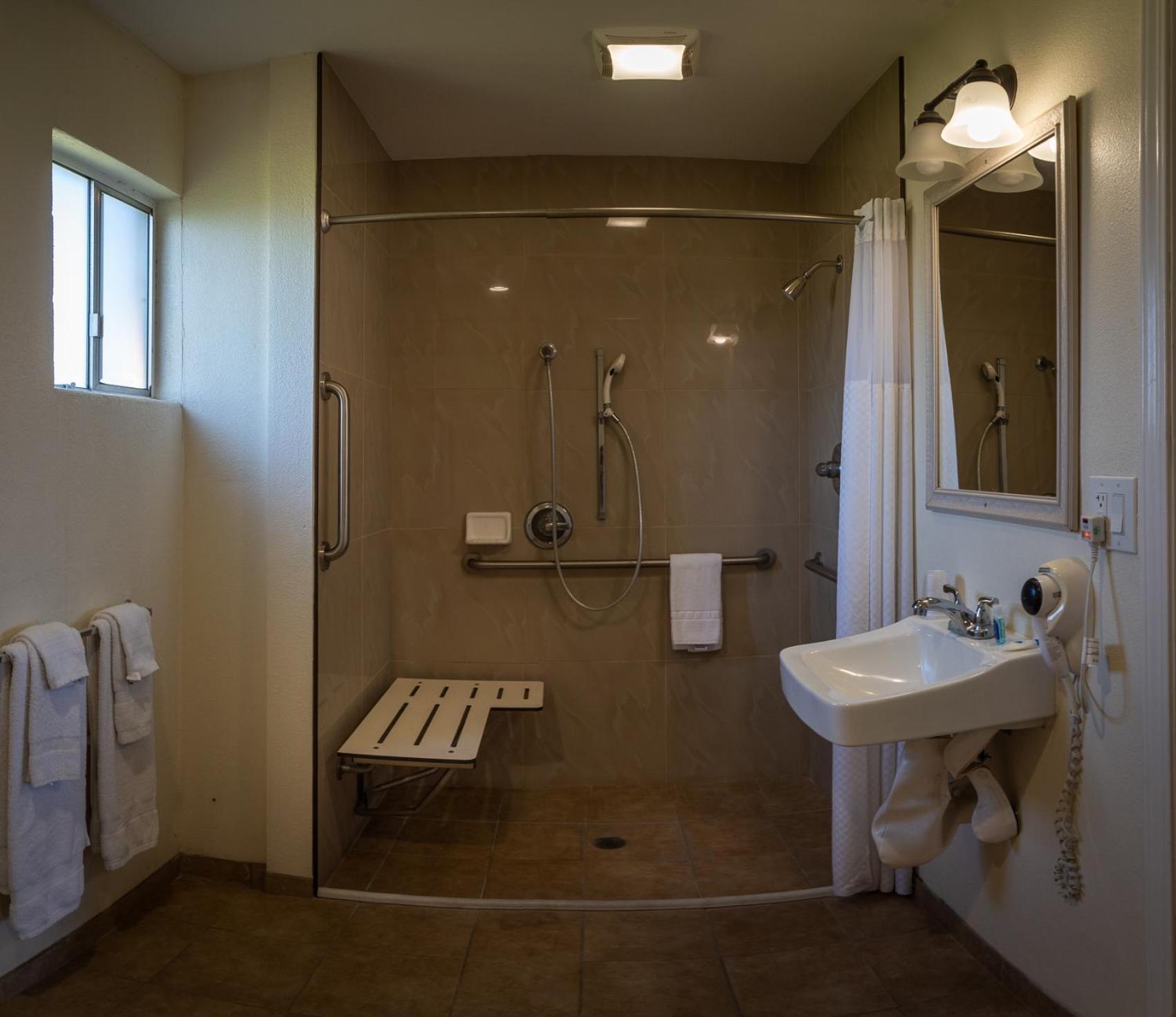 Rodeway Inn Near University-Gateway to Yosemite photo 15