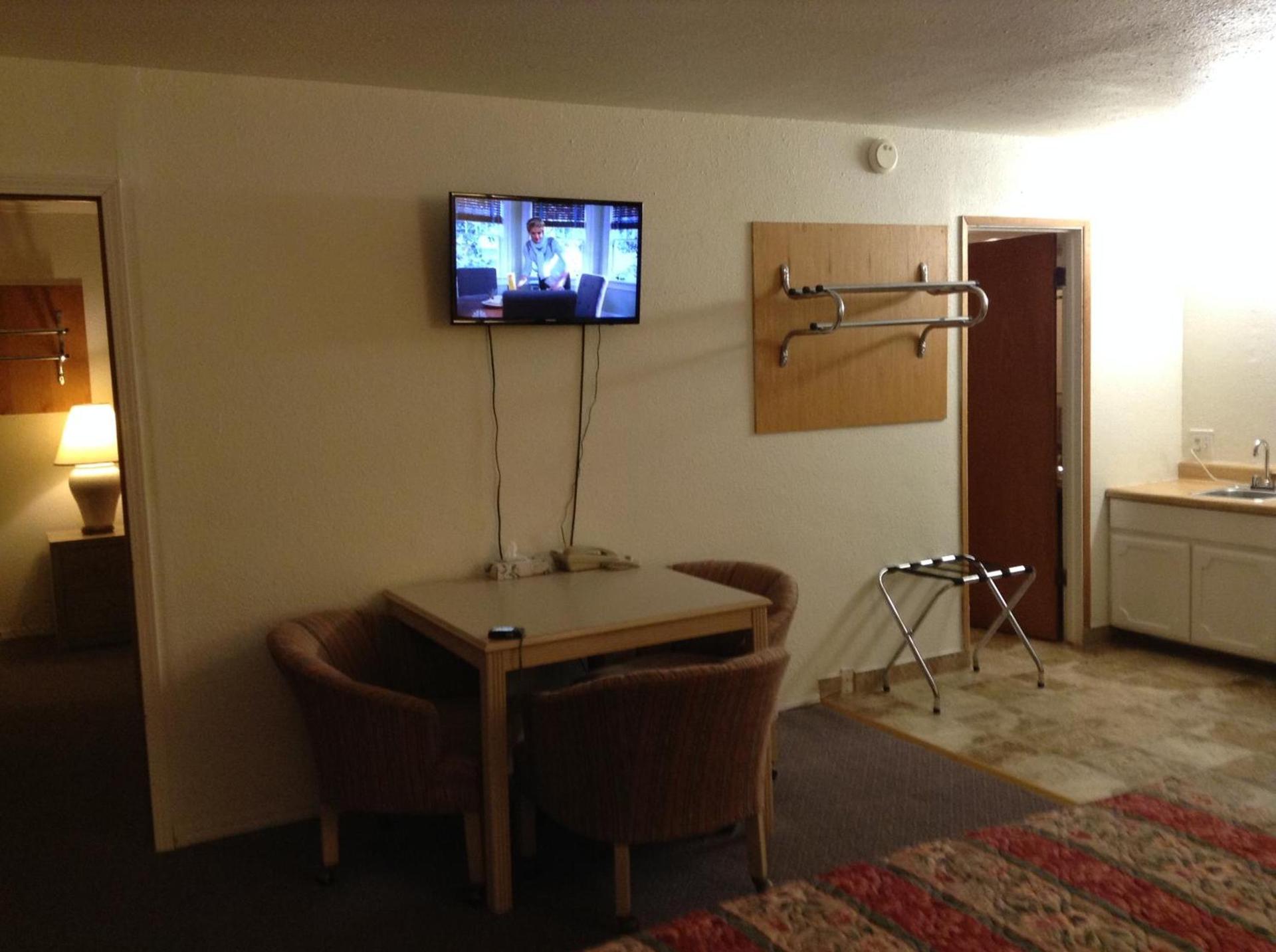 Front Street Inn photo 7