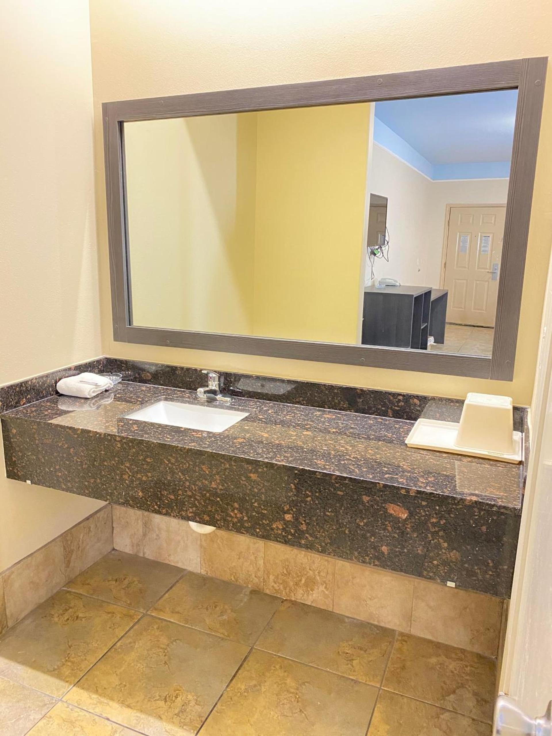 Texas Inn & Suites McAllen at La Plaza Mall and Airport photo 26