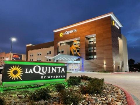 La Quinta Inn & Suites by Wyndham Dallas/Fairpark photo 63