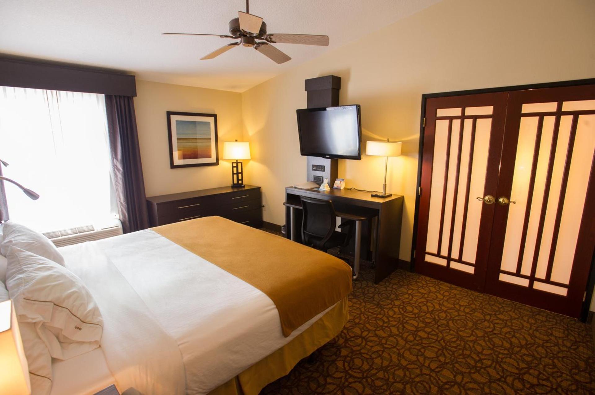 Holiday Inn Express & Suites Topeka West I-70 Wanamaker by IHG photo 16
