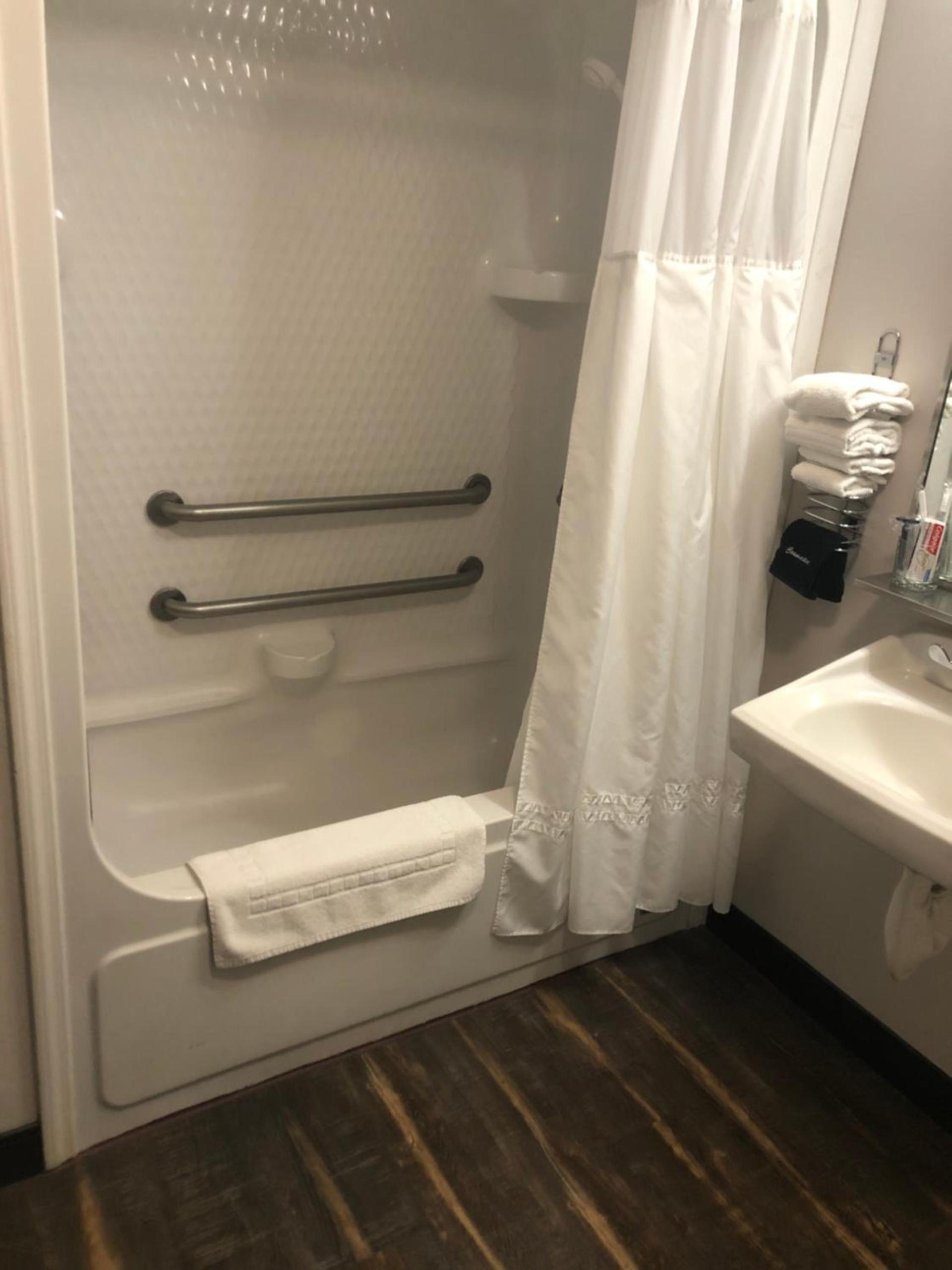 Ten Pin Inn & Suites photo 37