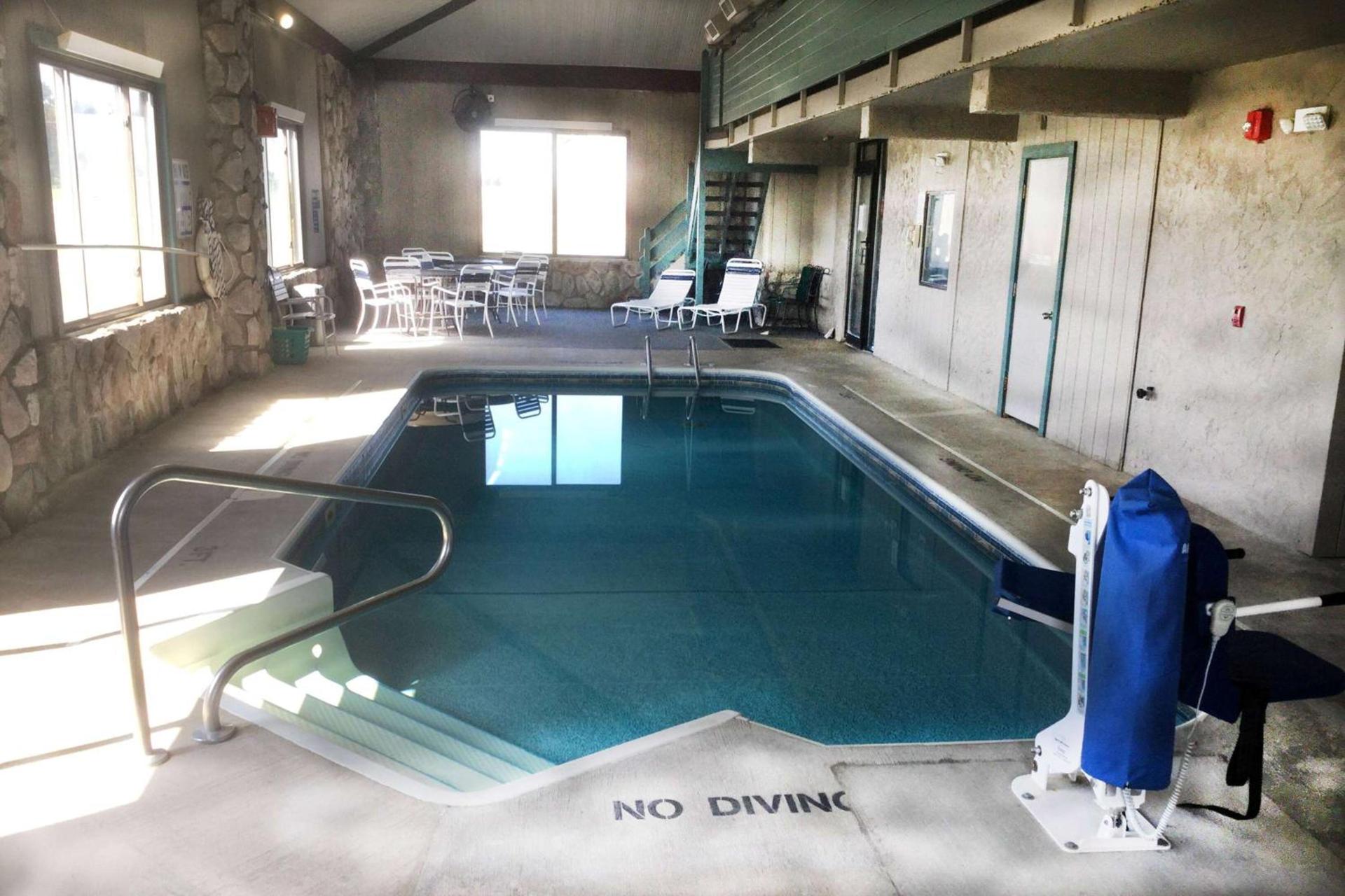 Super 8 by Wyndham Petoskey photo 22