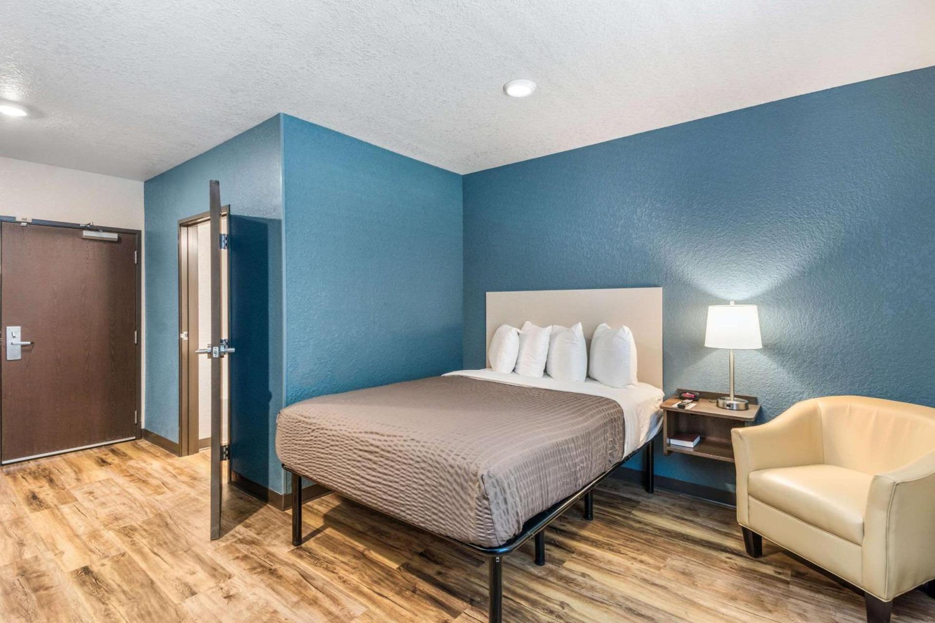 WoodSpring Suites Bradenton photo 12