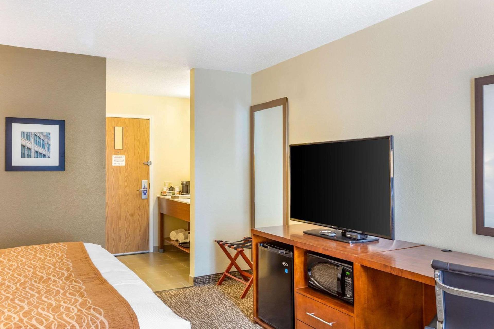 Comfort Inn DeKalb - University Area photo 8