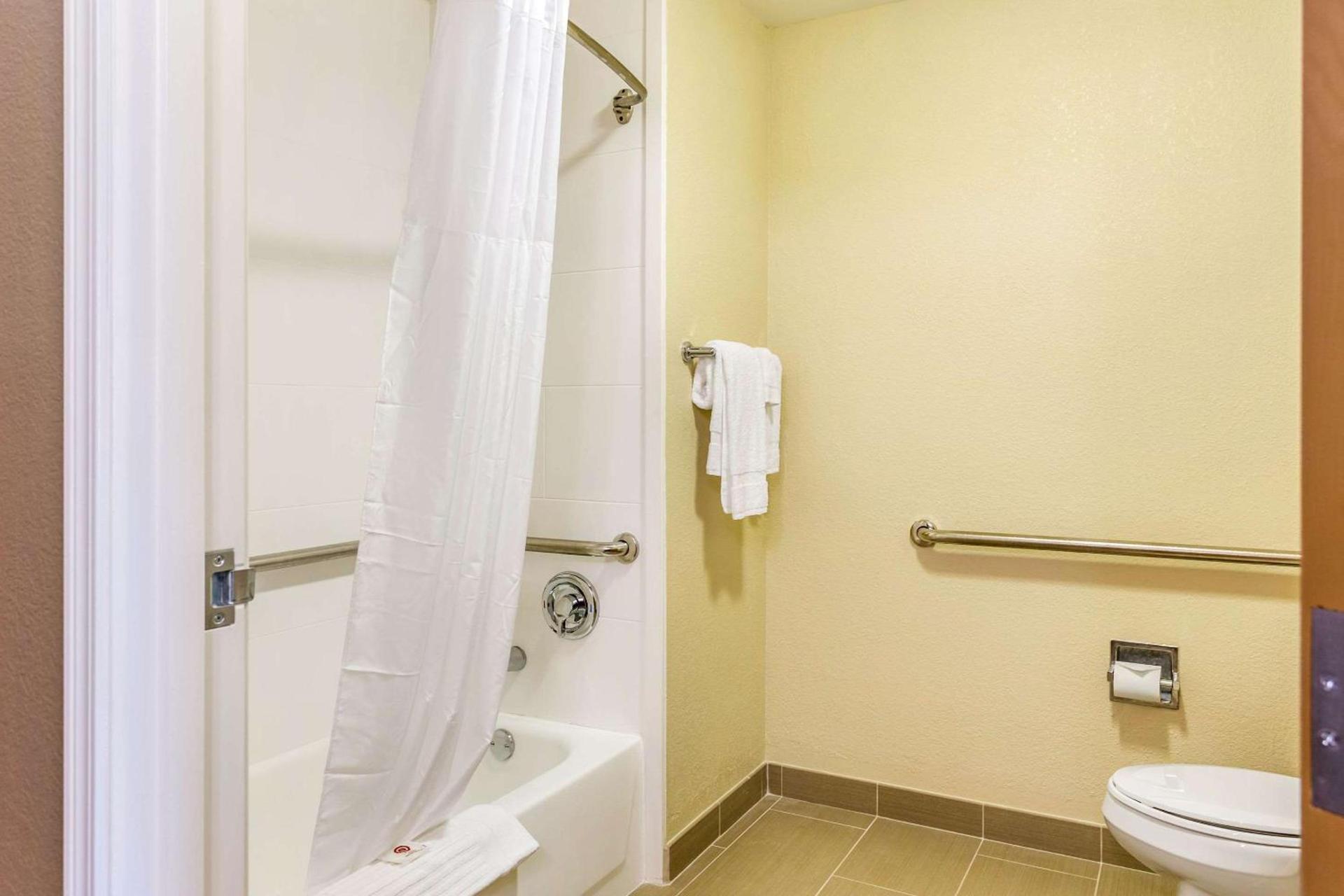 Comfort Inn DeKalb - University Area photo 7