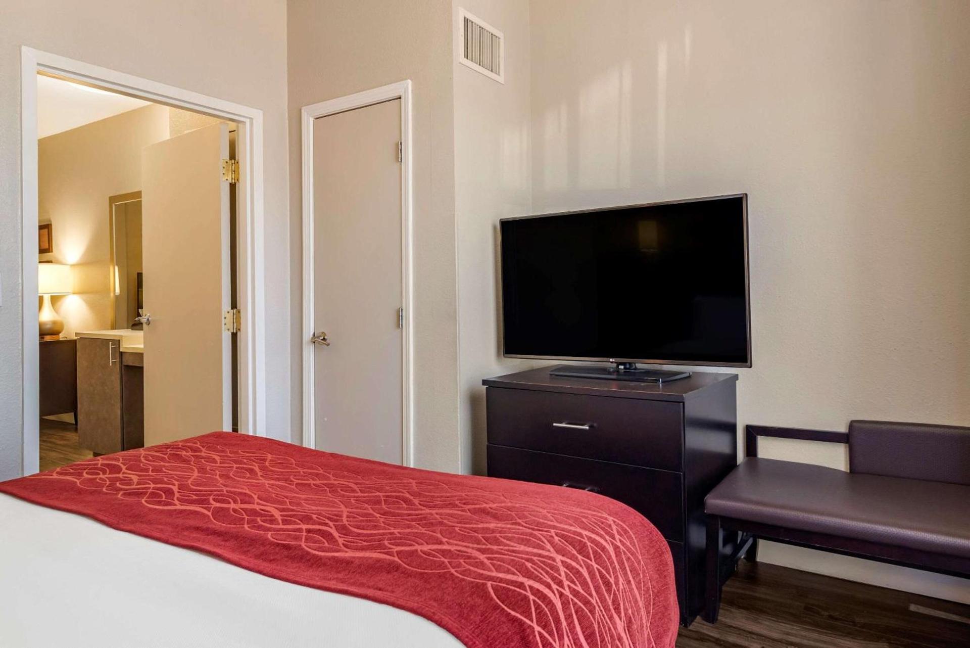 Comfort Inn & Suites near Six Flags photo 5