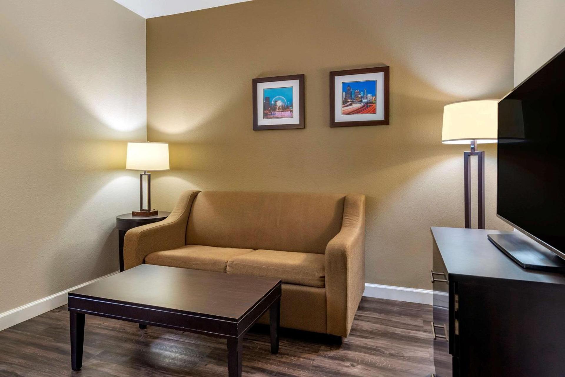 Comfort Inn & Suites near Six Flags photo 6