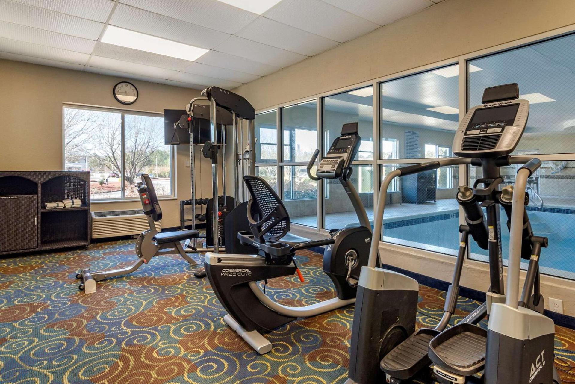 Comfort Inn & Suites near Six Flags photo 12