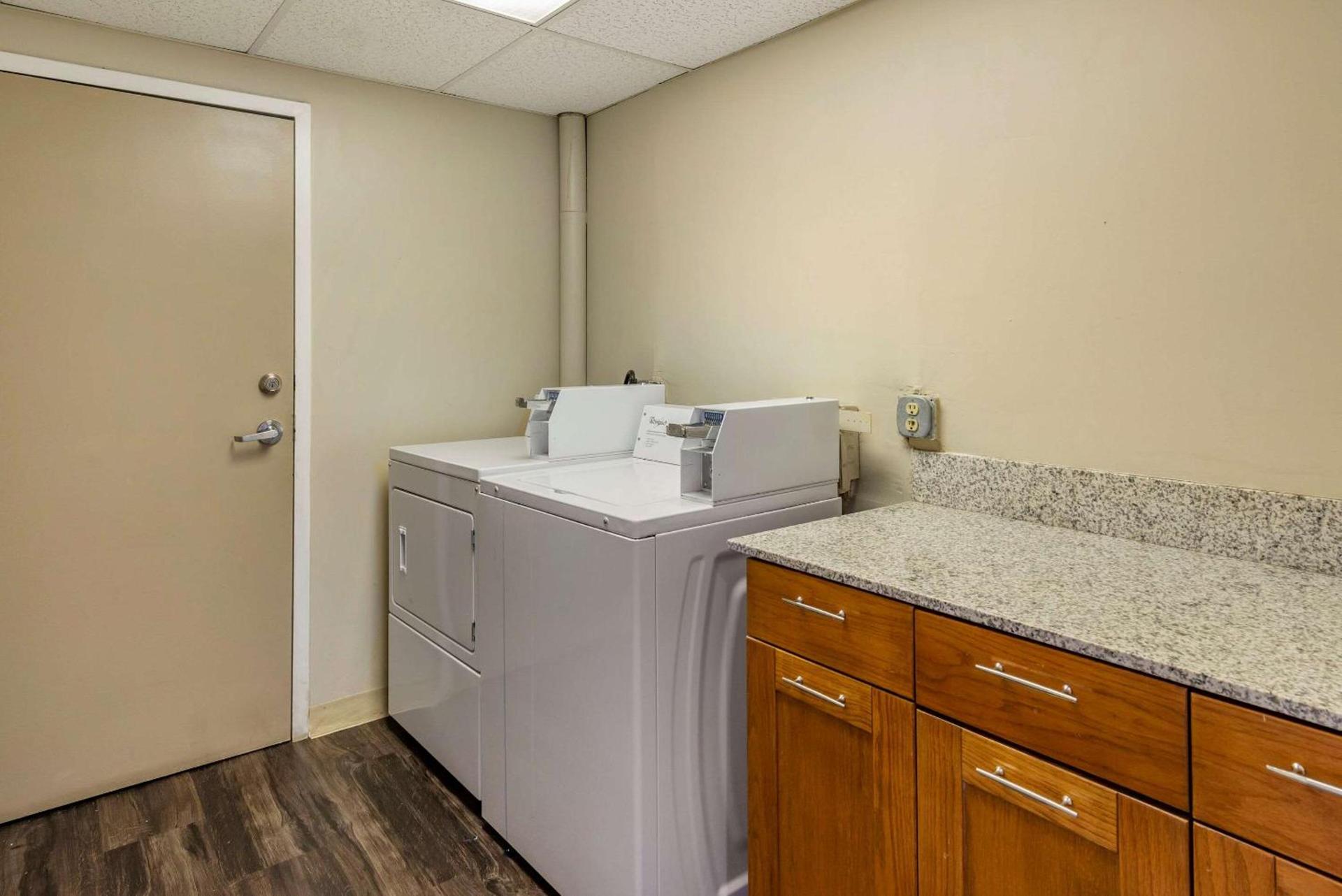 Comfort Inn & Suites near Six Flags photo 9
