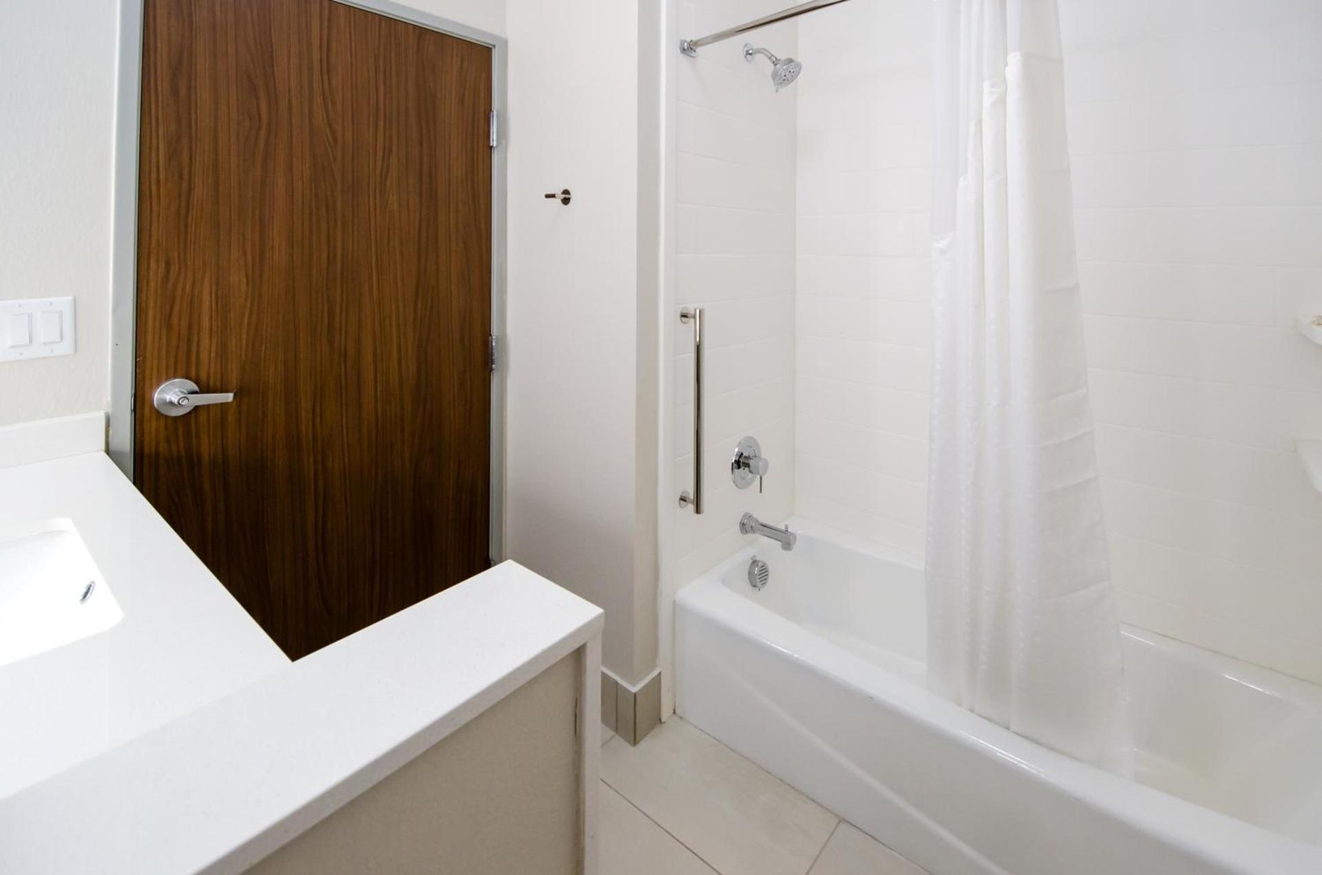 Holiday Inn Express & Suites Taylor by IHG photo 24