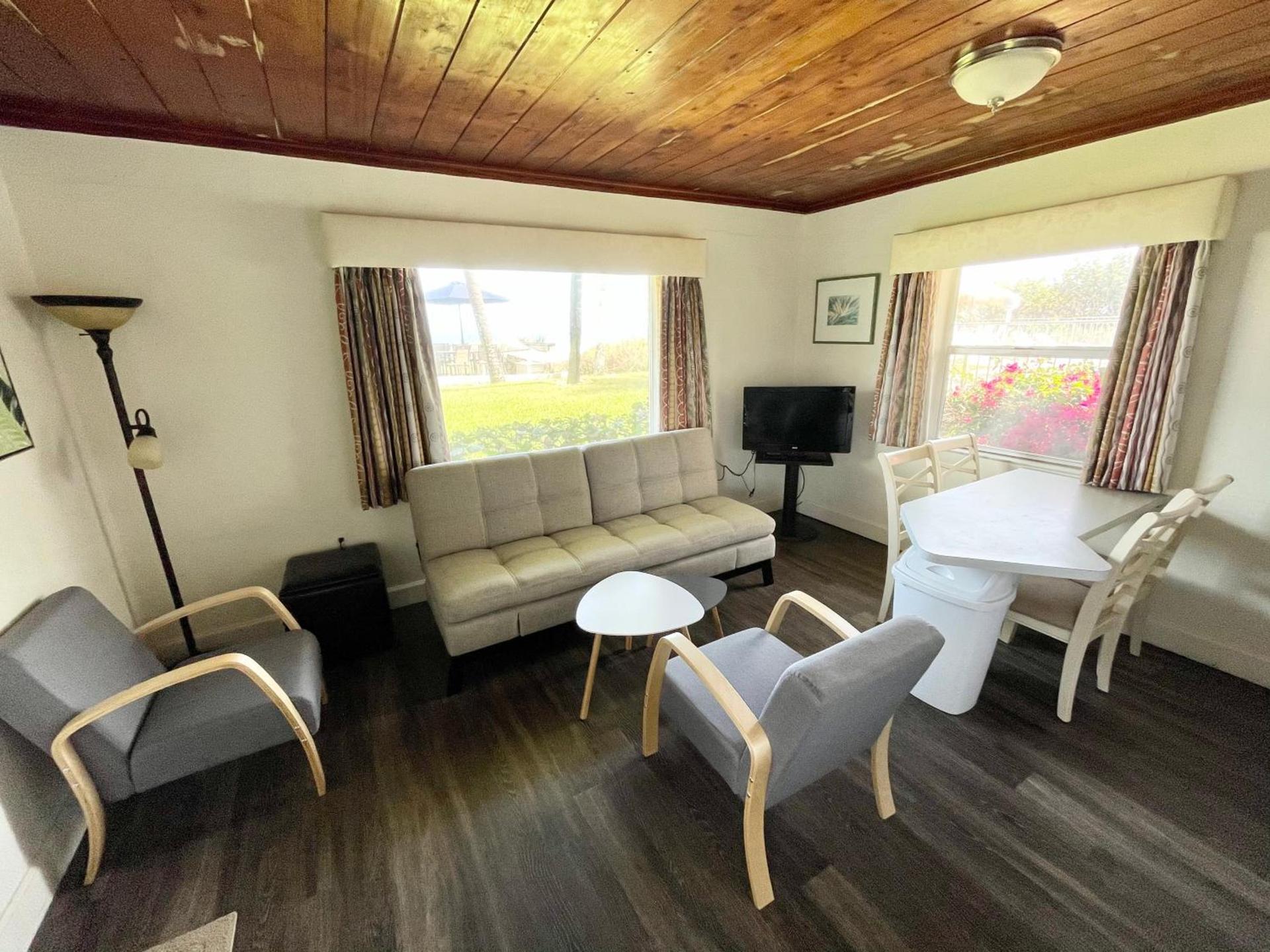 Surf Studio Beach Resort photo 41
