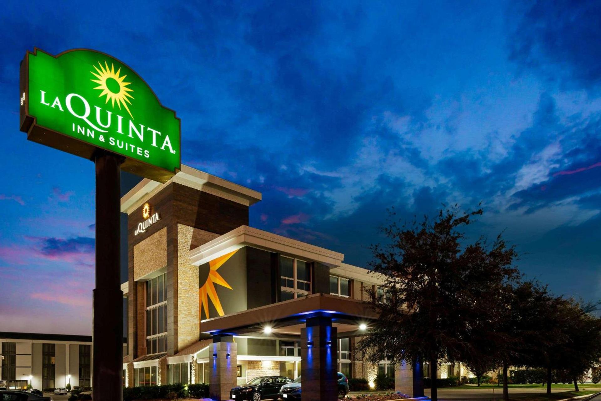 La Quinta by Wyndham Dallas I-35 Walnut Hill Ln photo 1