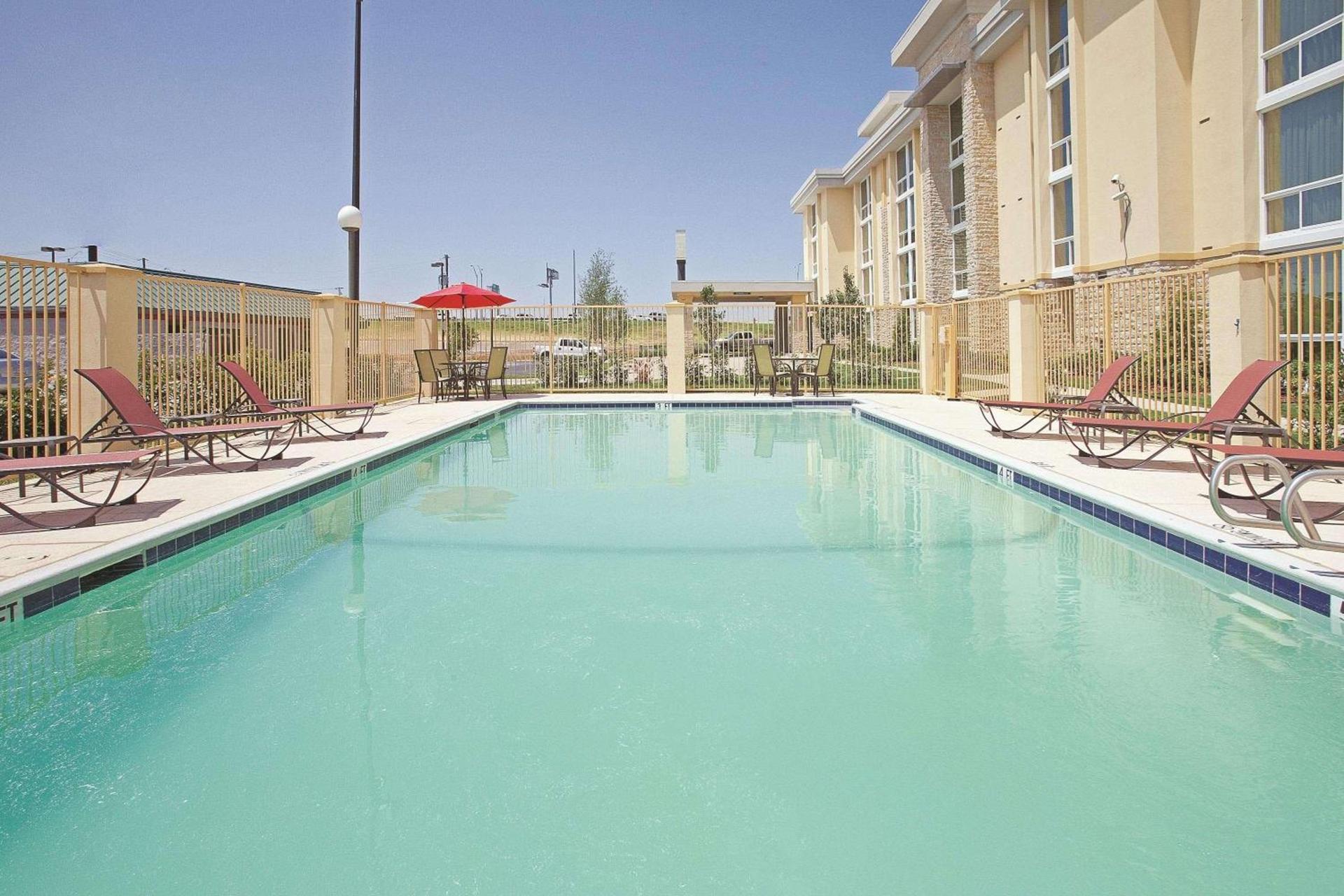 La Quinta by Wyndham Dallas I-35 Walnut Hill Ln photo 5