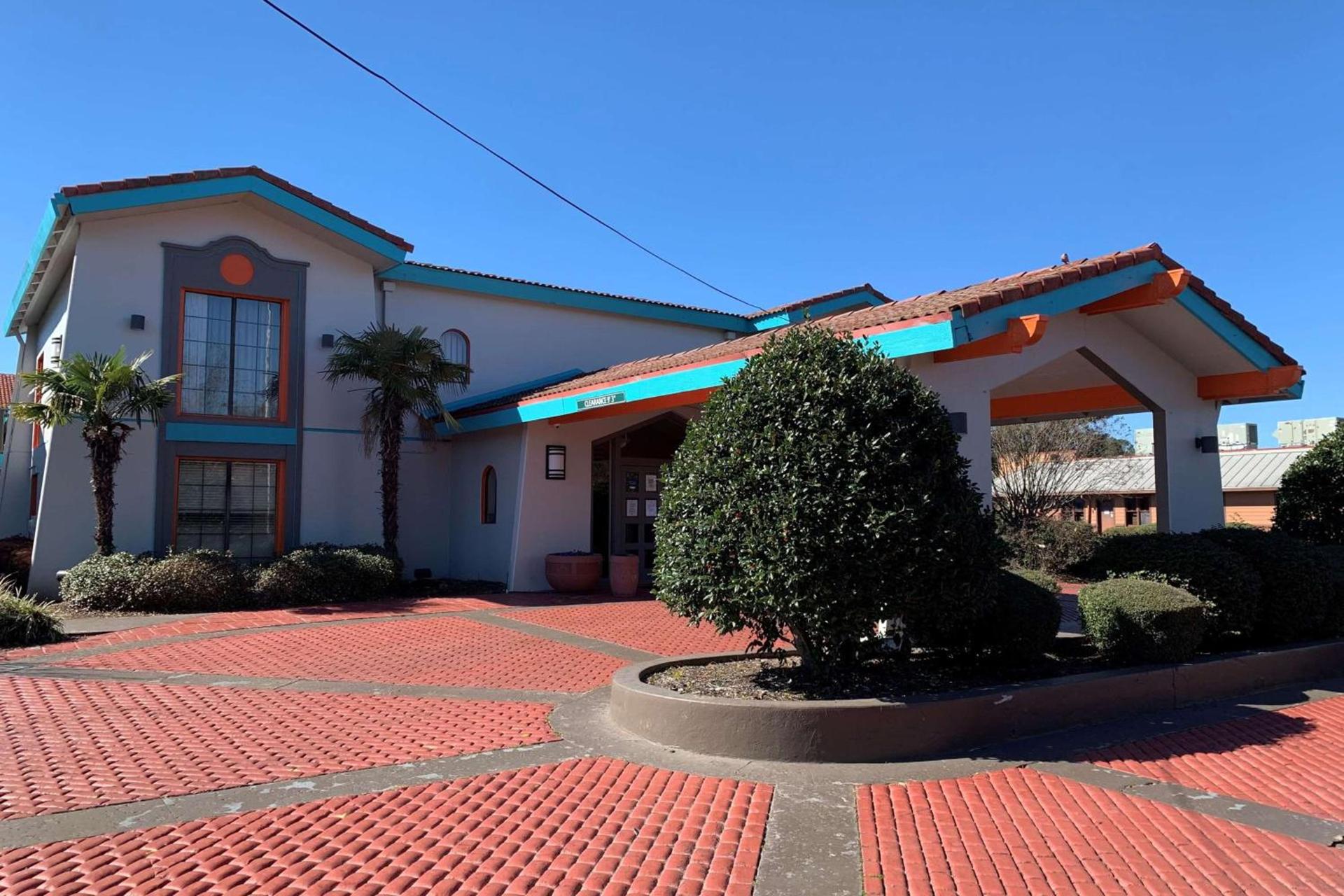 Howard Johnson by Wyndham Columbus Fort Moore photo 2