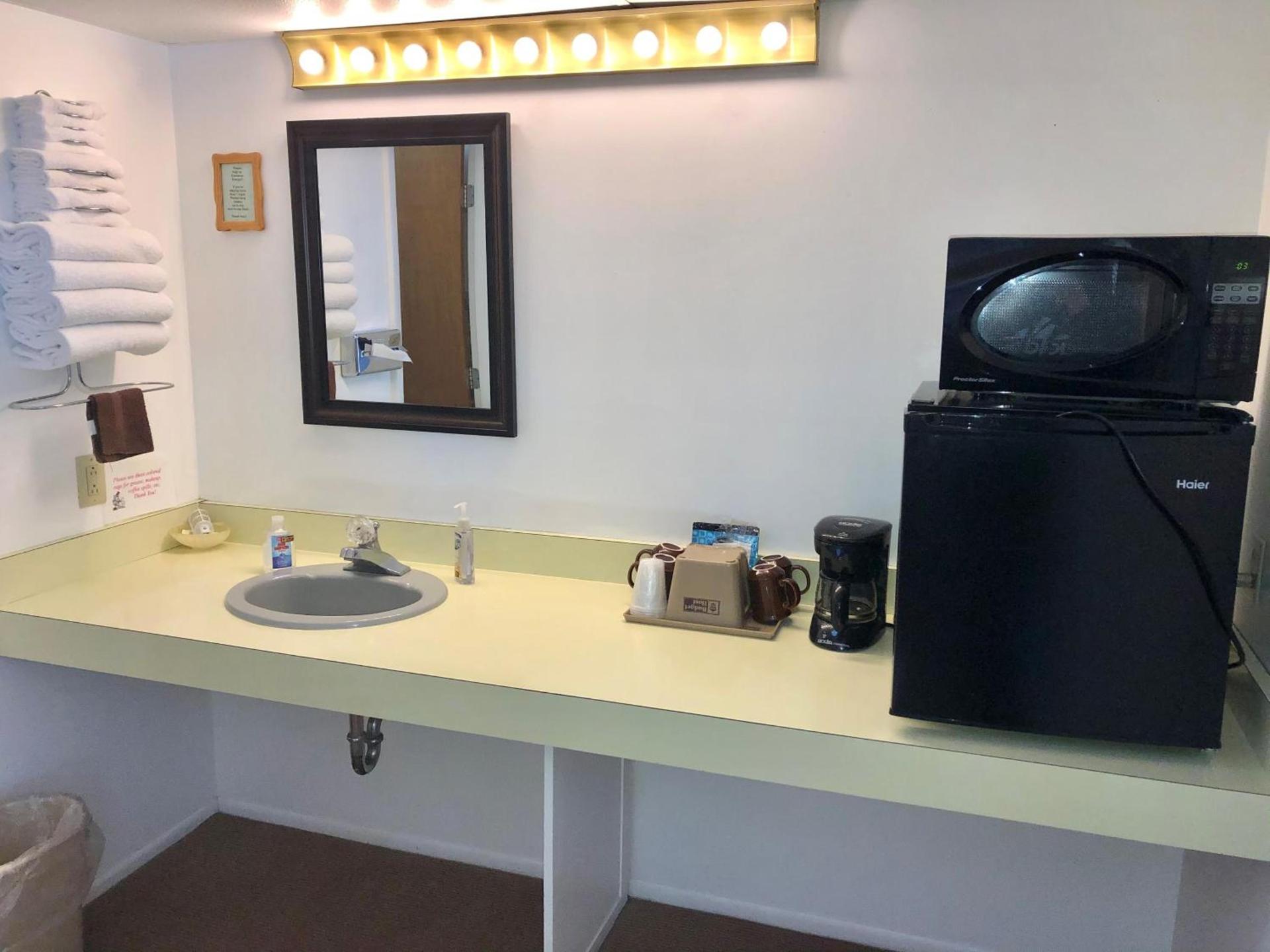 Budget Host Inn photo 33