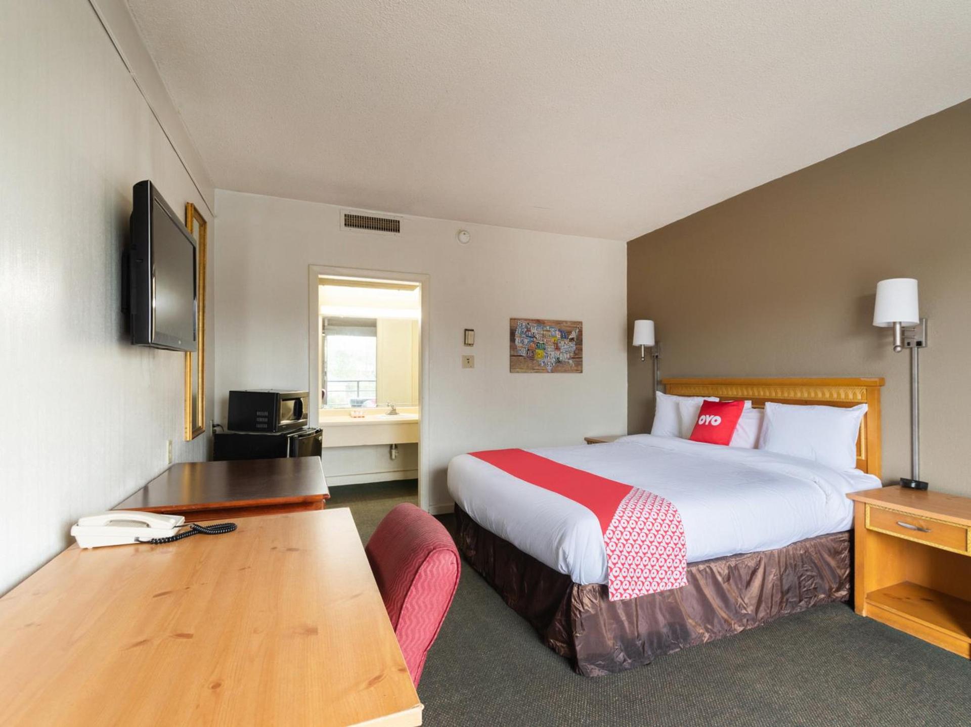 OYO Hotel Sumter SC Downtown photo 24
