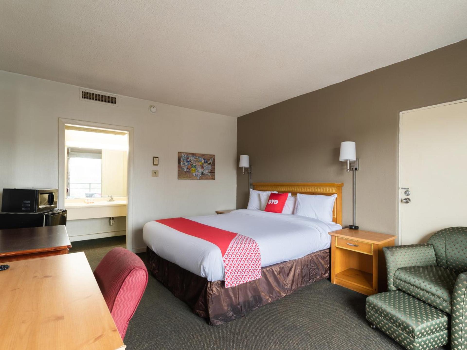 OYO Hotel Sumter SC Downtown photo 12