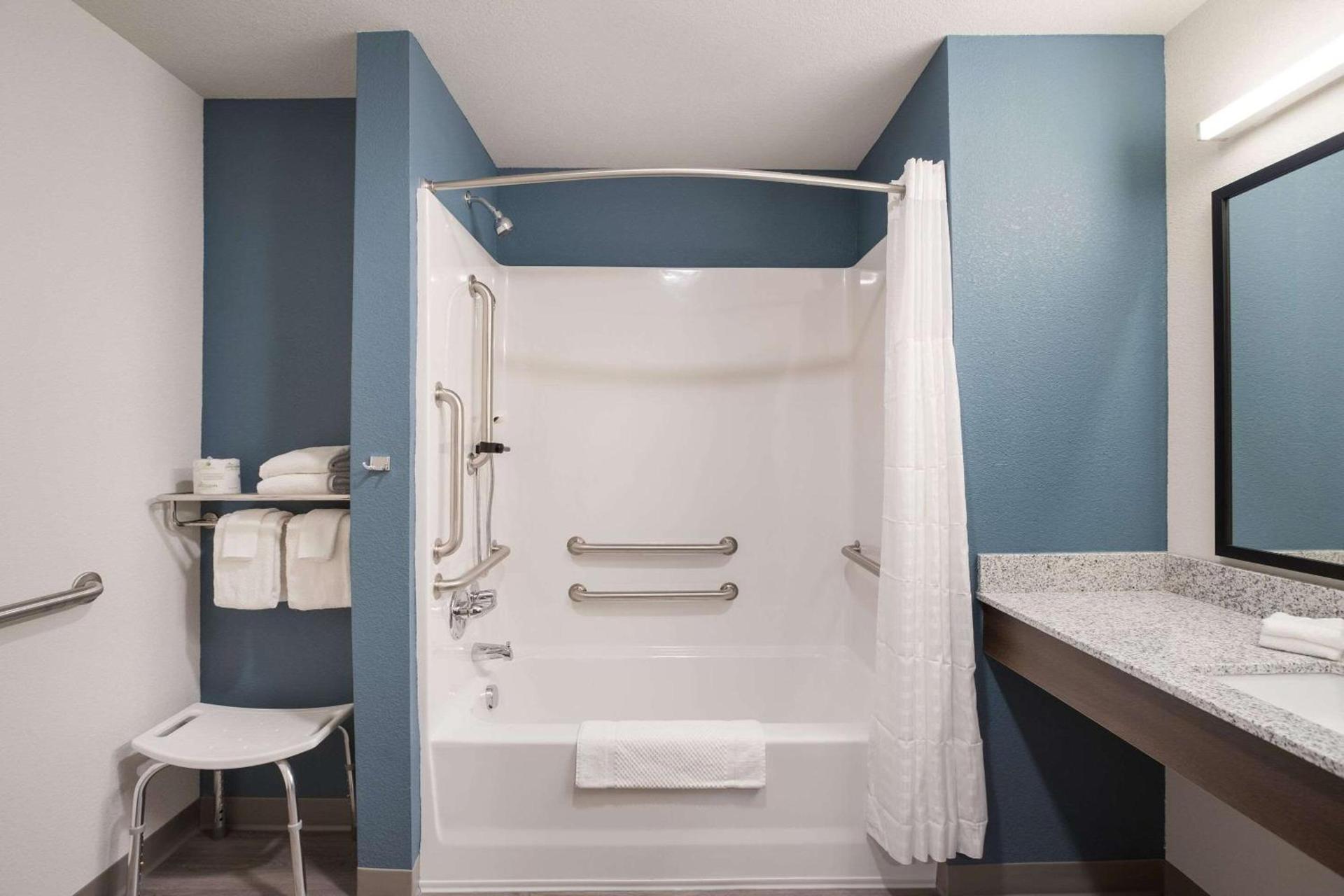 WoodSpring Suites Detroit Madison Heights photo 12
