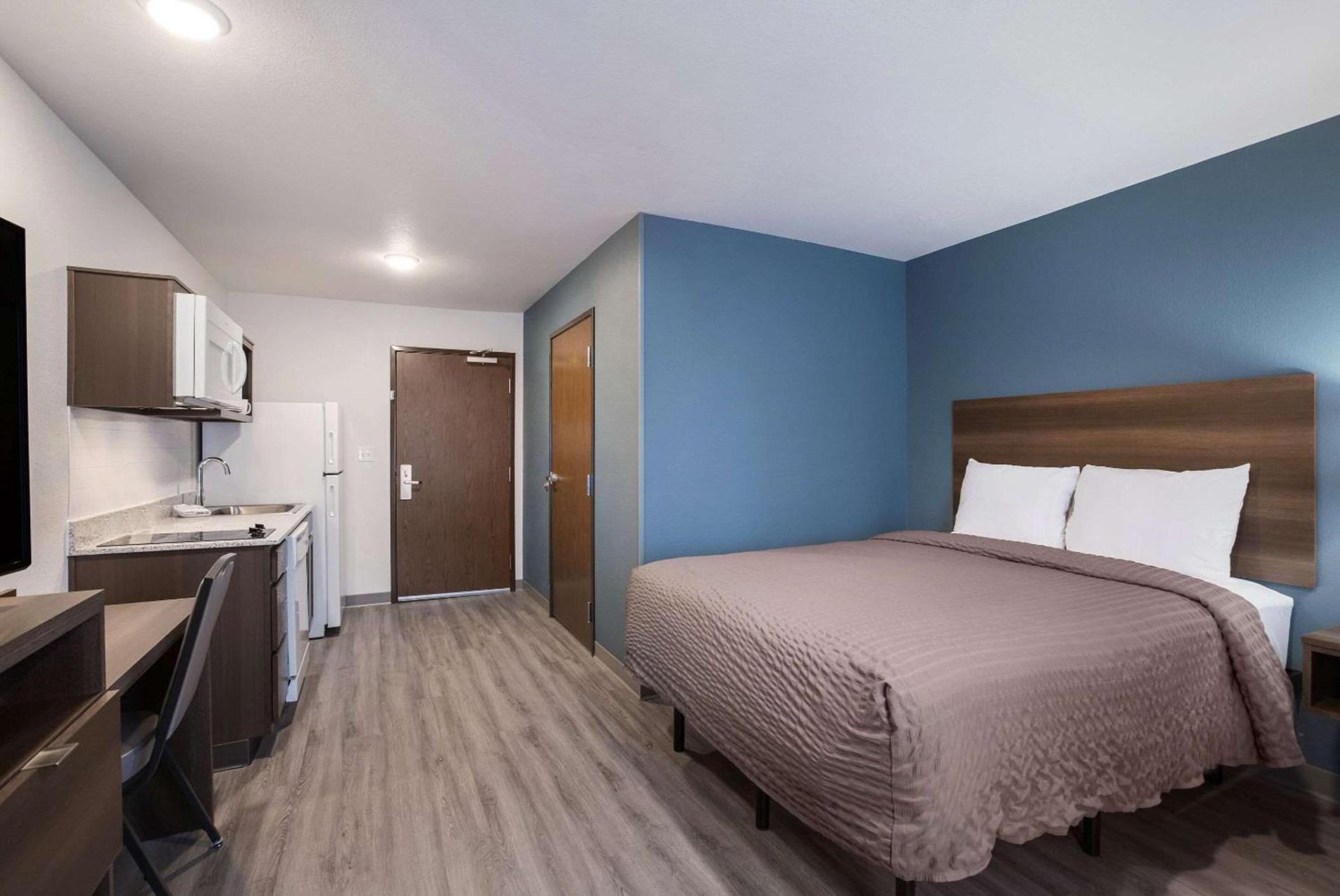 WoodSpring Suites Detroit Madison Heights photo 13