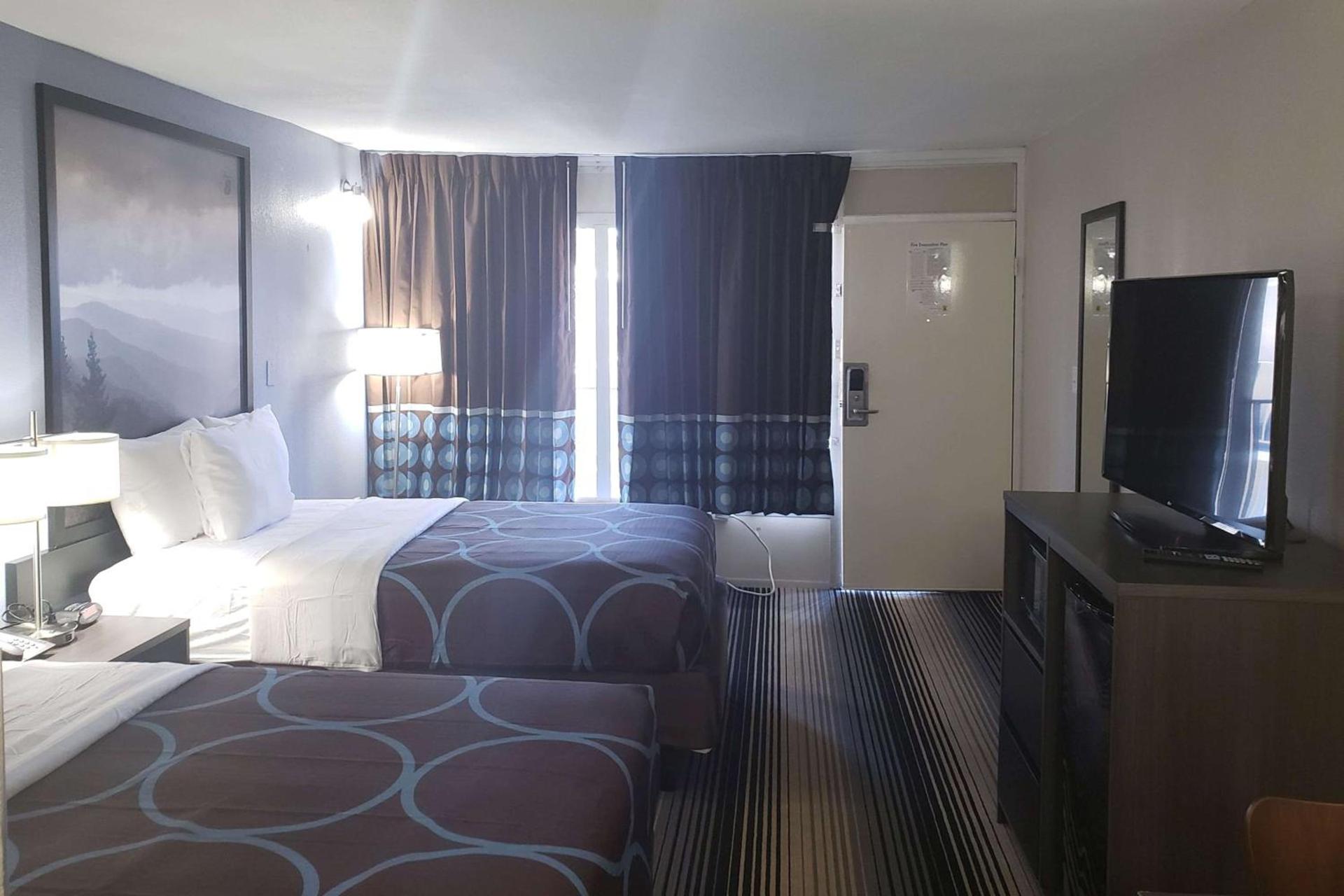 Super 8 by Wyndham Morganton photo 7