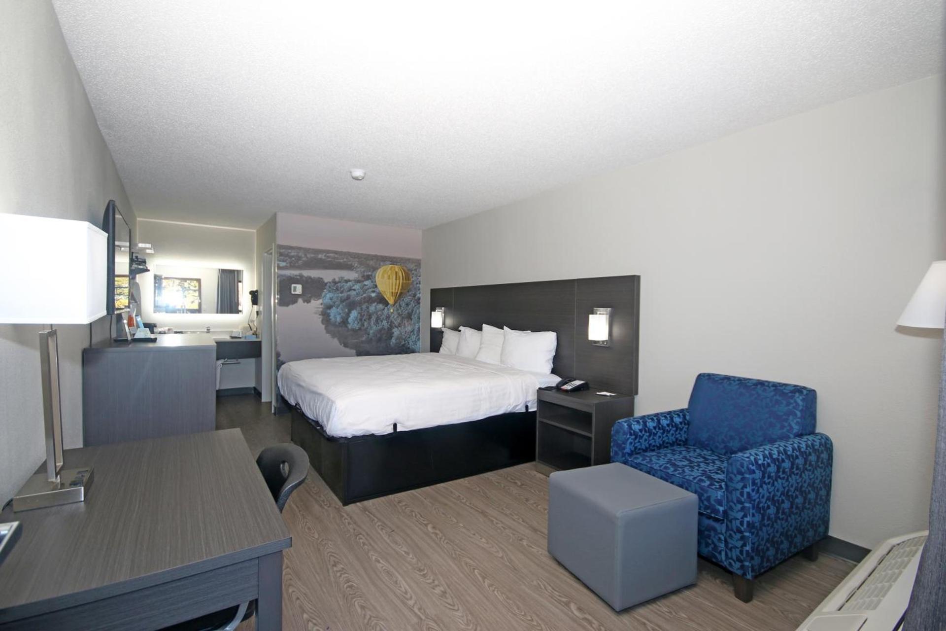 Clarion Pointe Statesville photo 21