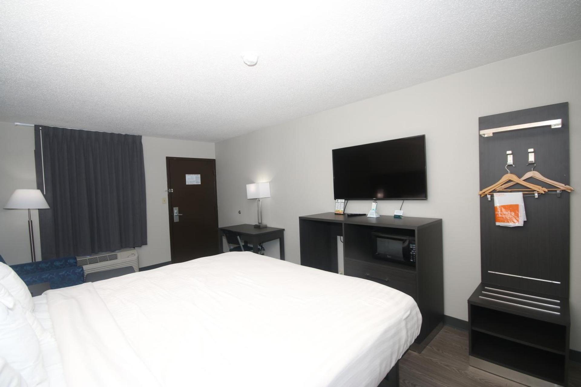 Clarion Pointe Statesville photo 22