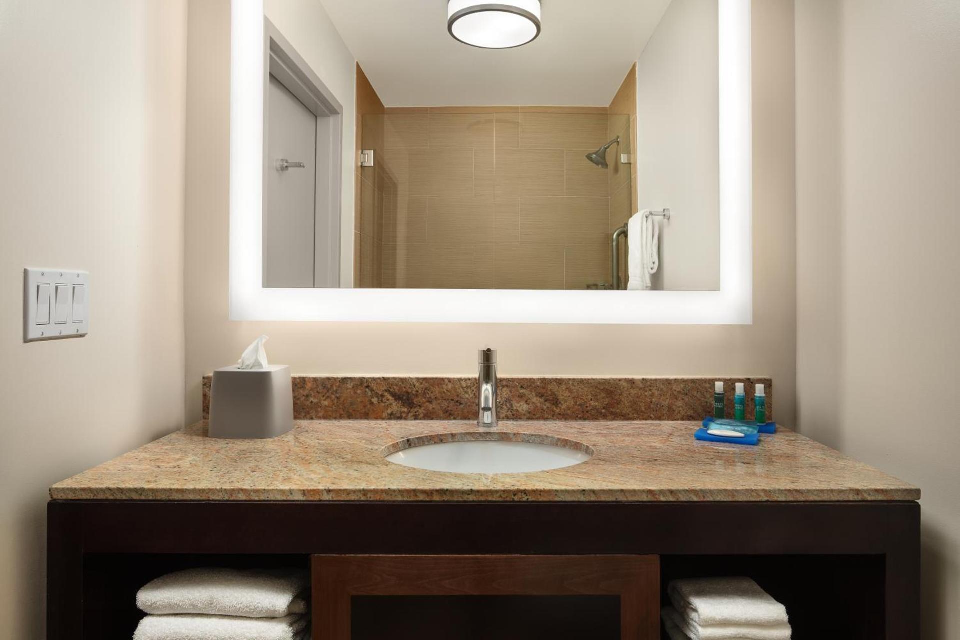 Holiday Inn Express Hotel & Suites Belmont by IHG photo 4