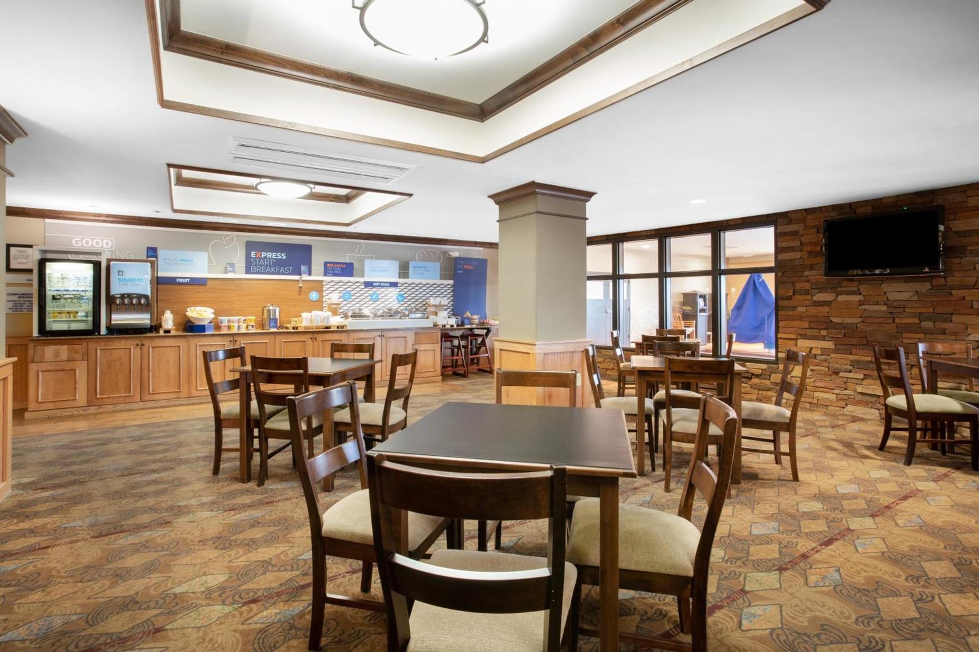 Holiday Inn Express Hotel & Suites Lander by IHG photo 26