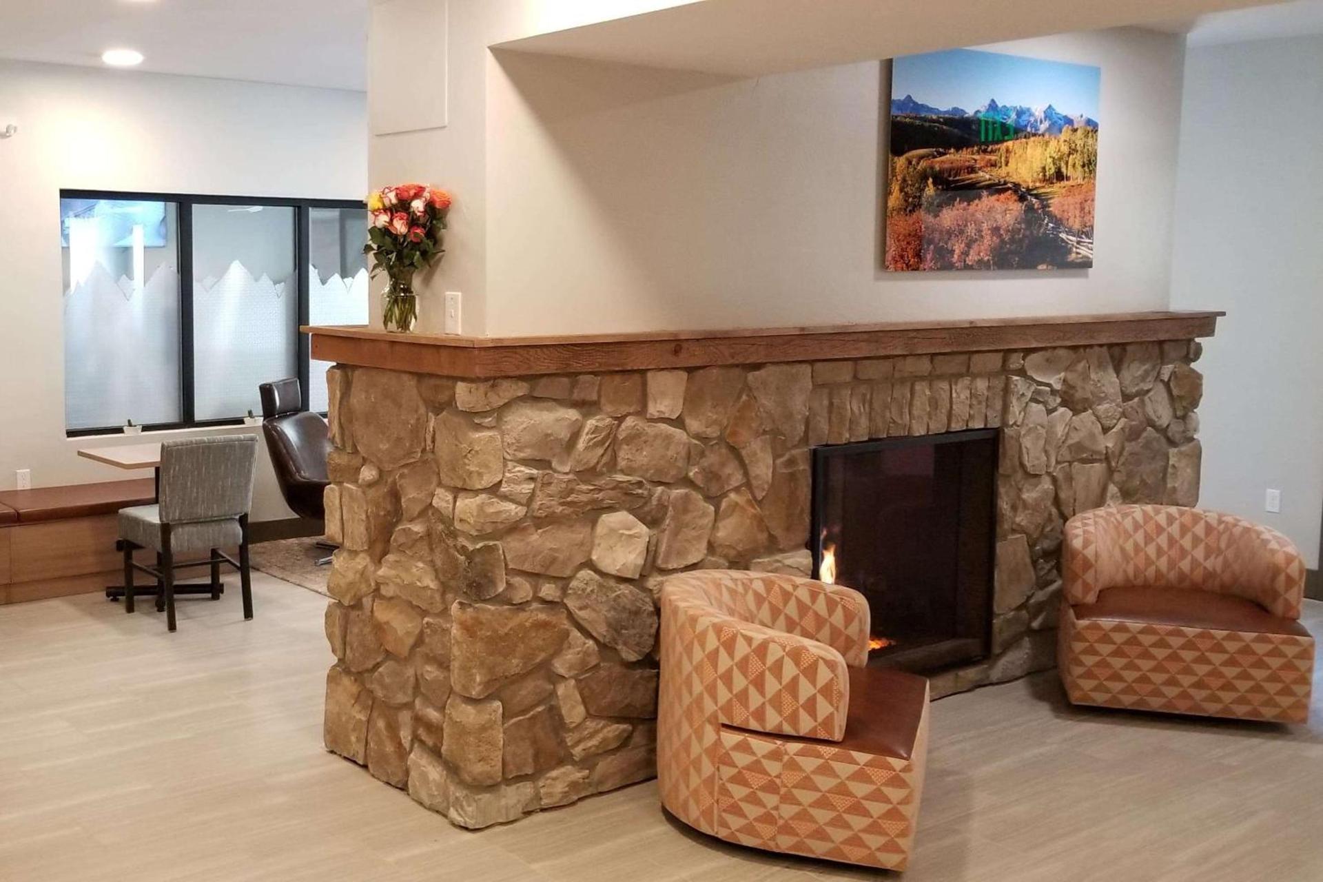 Microtel Inn & Suites by Wyndham Georgetown Lake photo 2