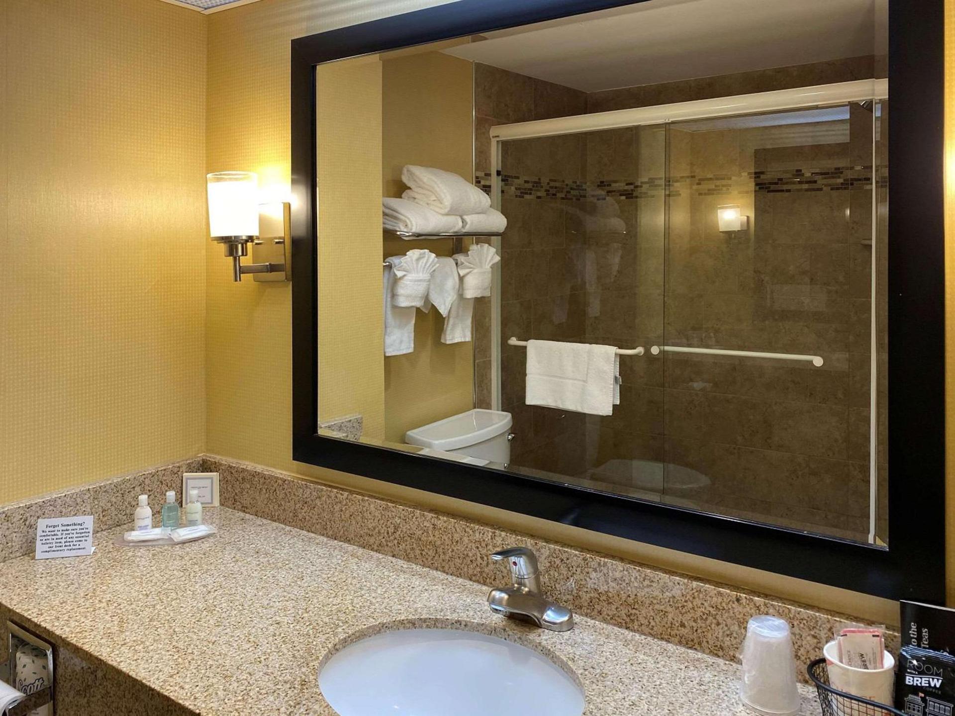 Clarion Hotel & Conference Center Toms River photo 21
