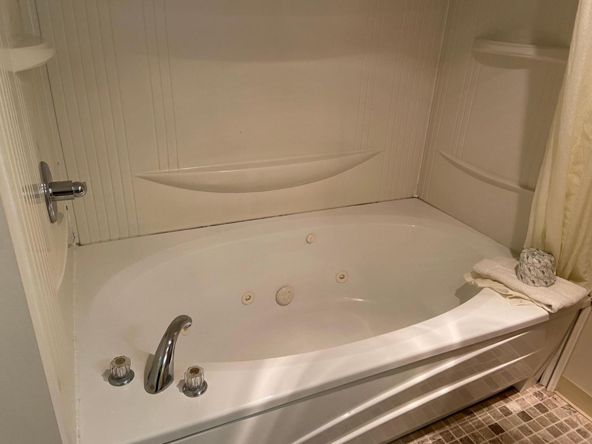 Econo Lodge Inn & Suites Rehoboth Beach photo 44